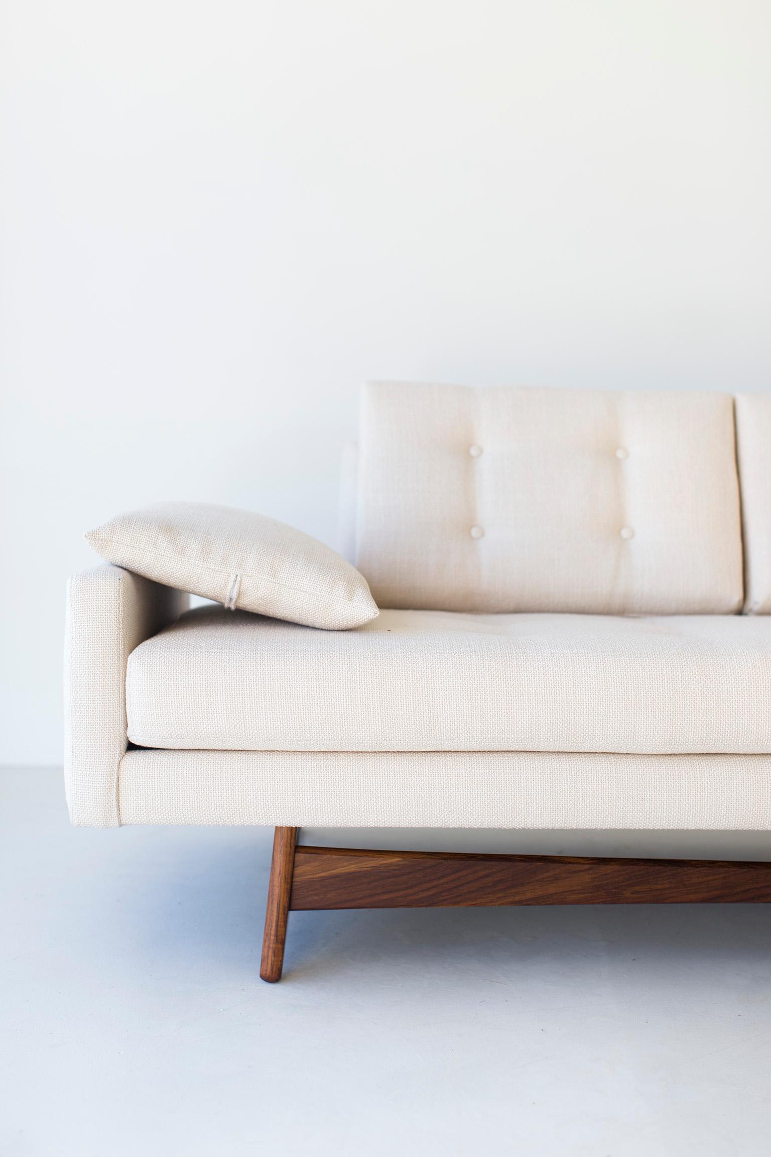 Sofa CraftAssociates, canapé moderne flottant, milieu de siècle

Ce canapé moderne est fabriqué et rembourré de manière experte. Chaque canapé est doté d'une mousse découpée à la main et d'un tissu commercial de haute qualité. Le cadre et le