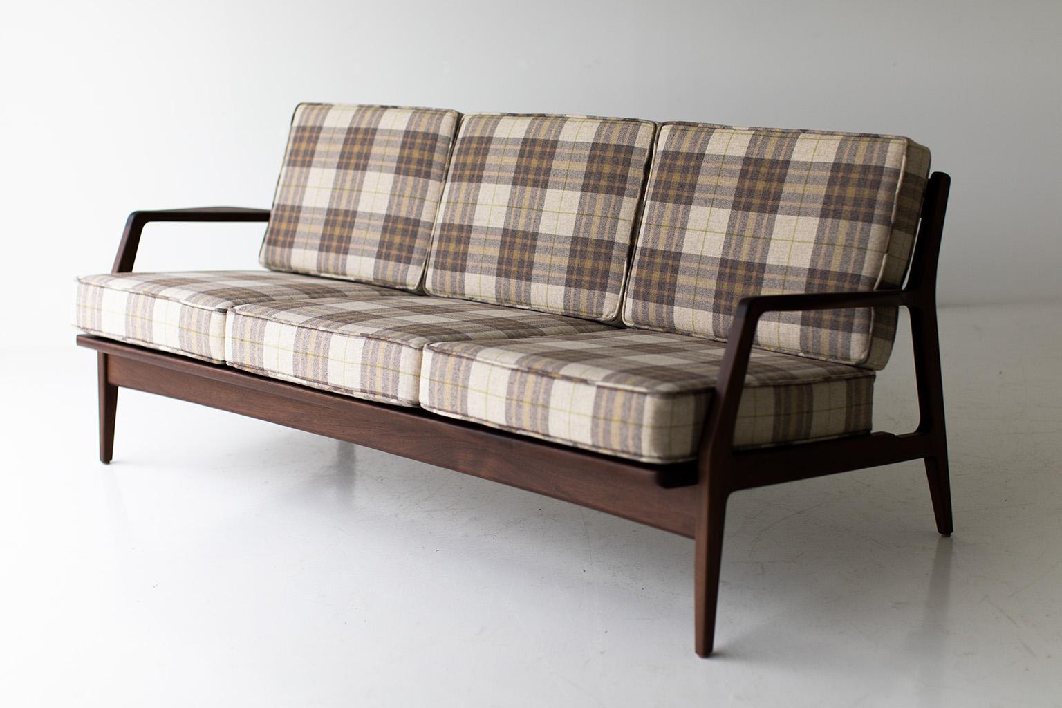 CraftAssociates Sofa, Peabody Dänisches Modernes Sofa, Nussbaum, Lattenrost  (Leinen) im Angebot