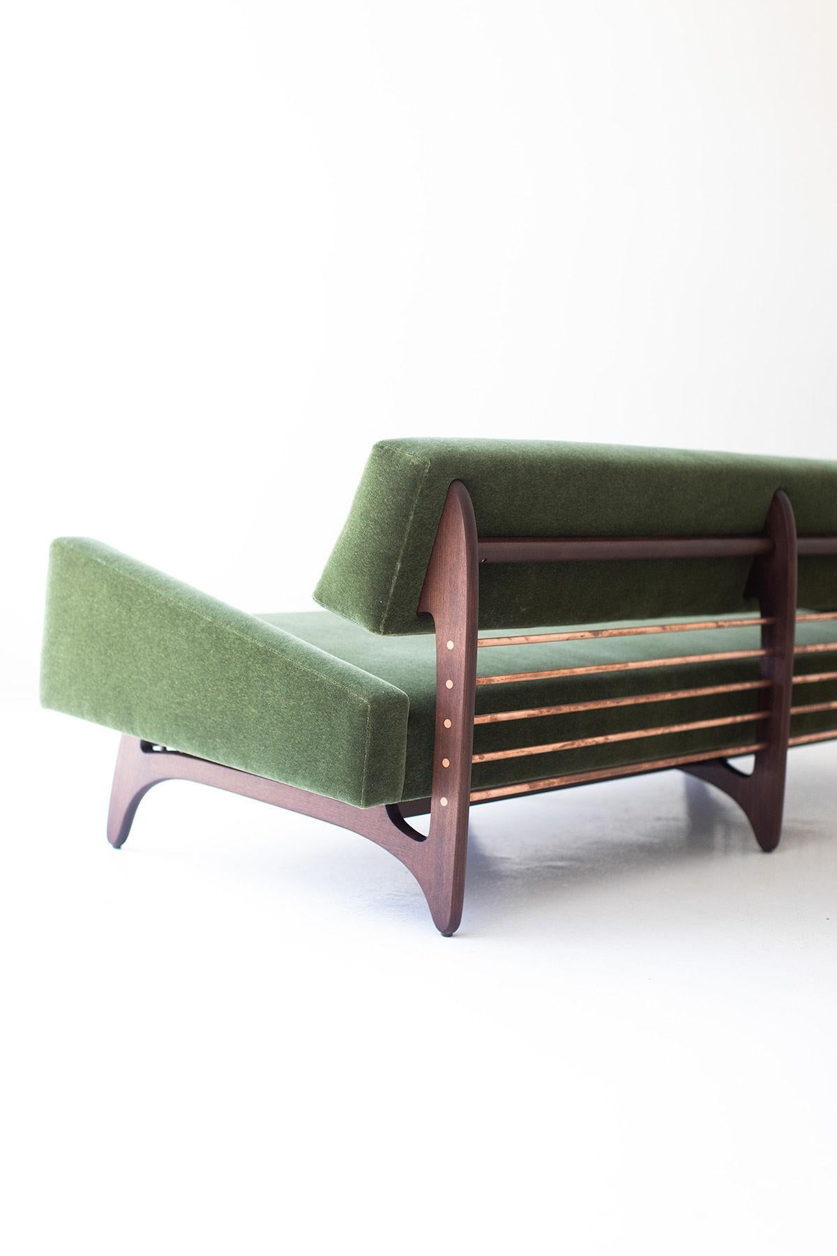 CraftAssociates, Divano moderno in mohair Vancouver, rame, noce

Questo divano moderno è sapientemente realizzato e imbottito. Il divano vanta schiuma ad alta densità tagliata a mano e mohair di qualità commerciale. Il telaio e la base del divano
