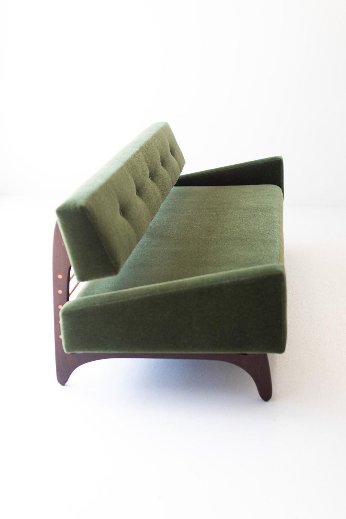 Moderno CraftAssociates, Divano moderno in mohair Vancouver, rame, noce in vendita