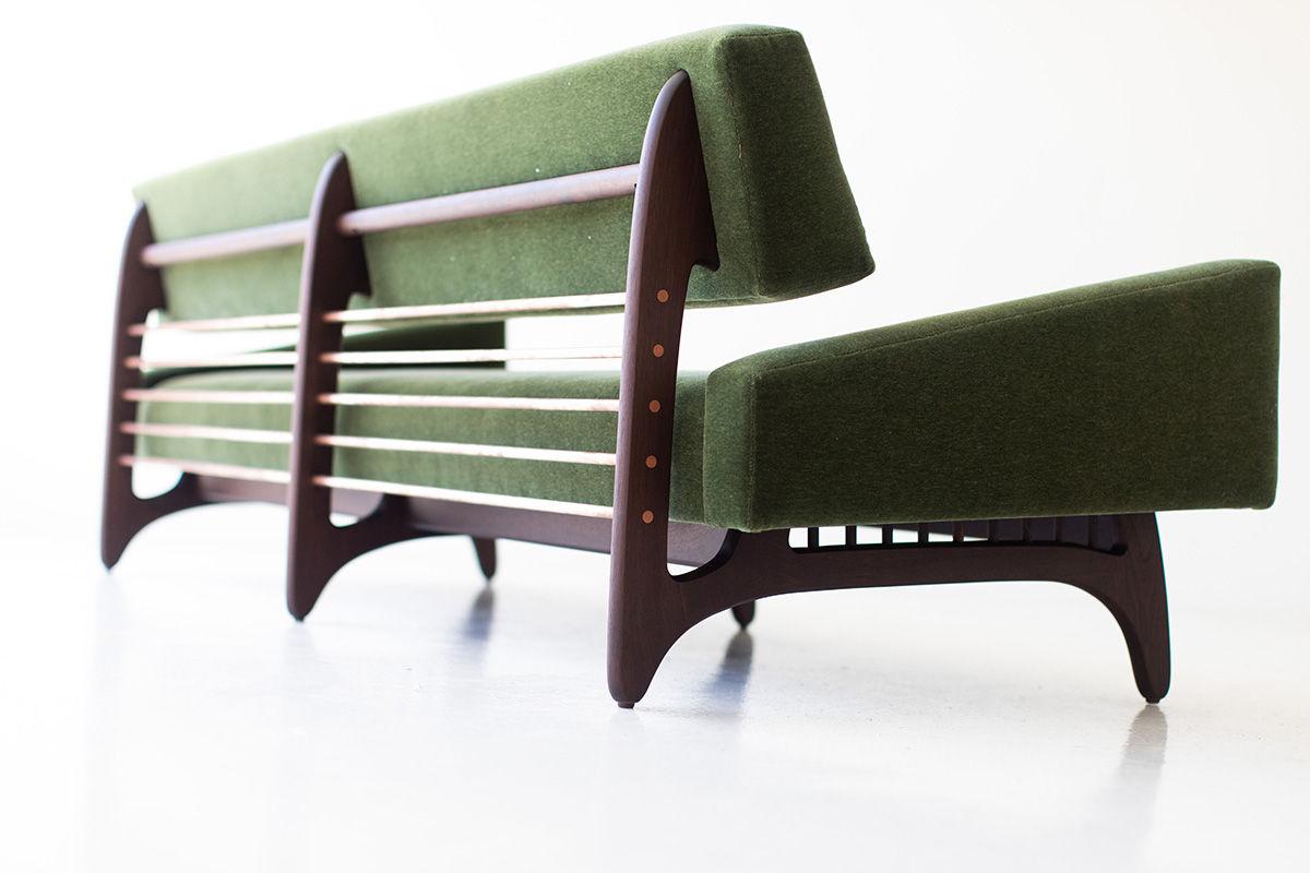 Americano CraftAssociates, Divano moderno in mohair Vancouver, rame, noce in vendita