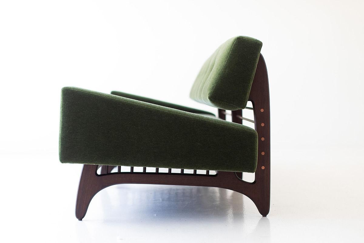 XXI secolo e contemporaneo CraftAssociates, Divano moderno in mohair Vancouver, rame, noce in vendita