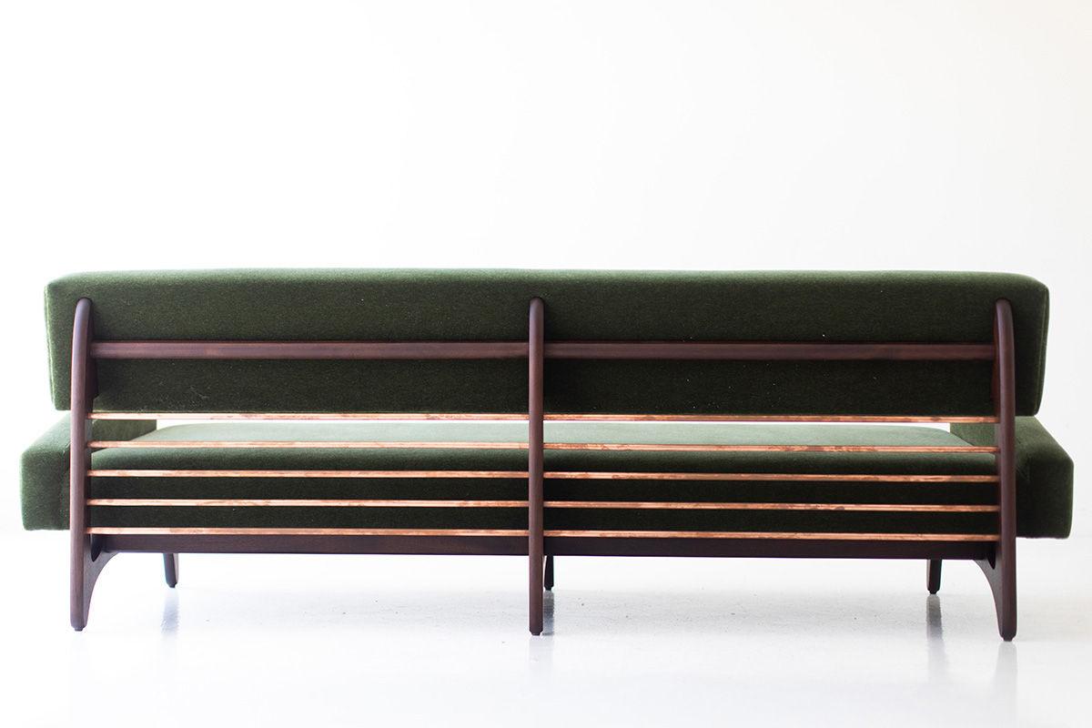 Rame CraftAssociates, Divano moderno in mohair Vancouver, rame, noce in vendita