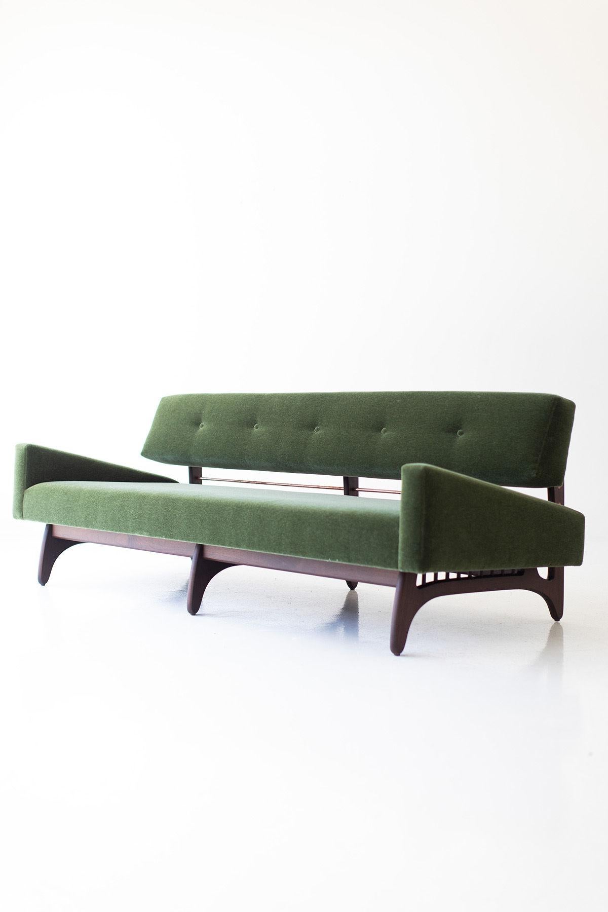 CraftAssociates, Divano moderno in mohair Vancouver, rame, noce in vendita 1