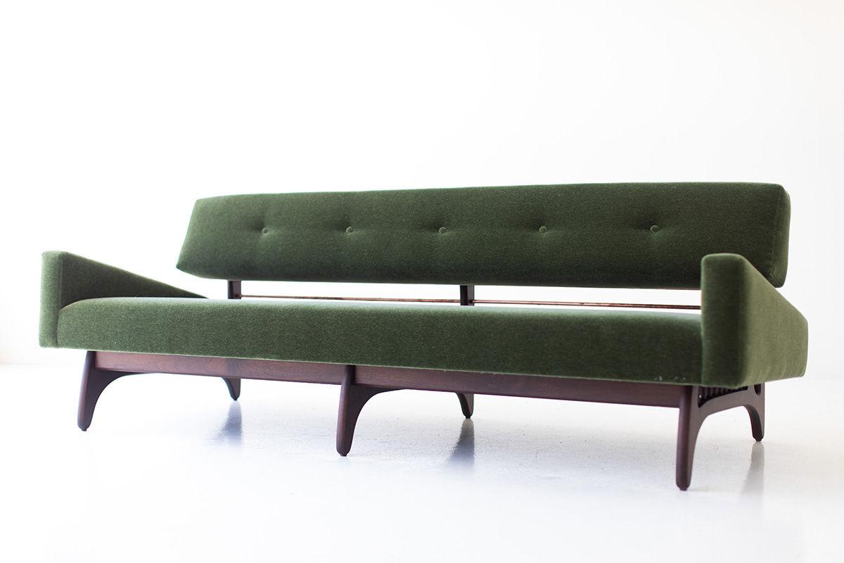 Fatto a mano CraftAssociates, Divano moderno in mohair Vancouver, rame, noce in vendita