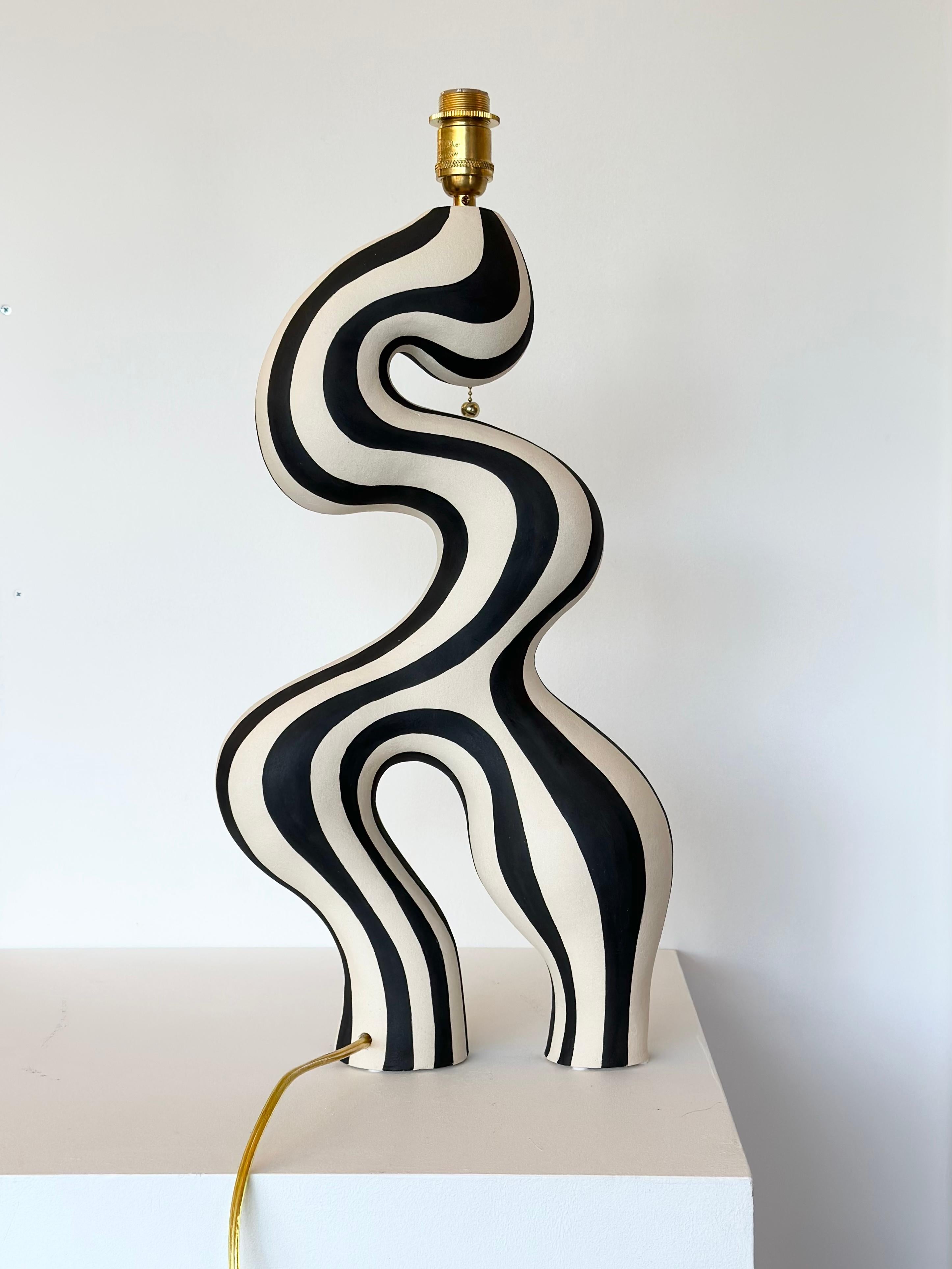 Handgefertigt von Hand: Keramik-Tischlampe des norwegischen Künstlers Jossolini (Skandinavische Moderne) im Angebot