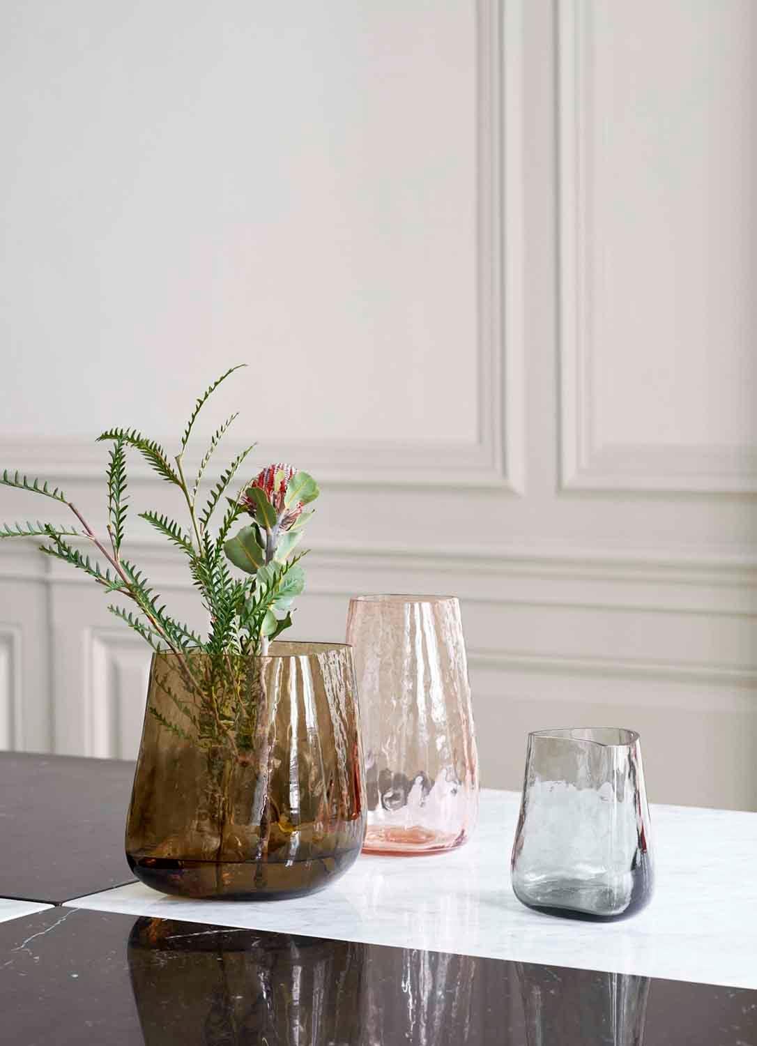 Diese aus Glas gefertigte Vase spielt mit der Transparenz des Materials und erzeugt einen gewellten, flüssigkeitsähnlichen Effekt. 
Es ist Teil der Collect-Serie, einer von Space Copenhagen entworfenen, kuratierten Linie von wunderschön gefertigten