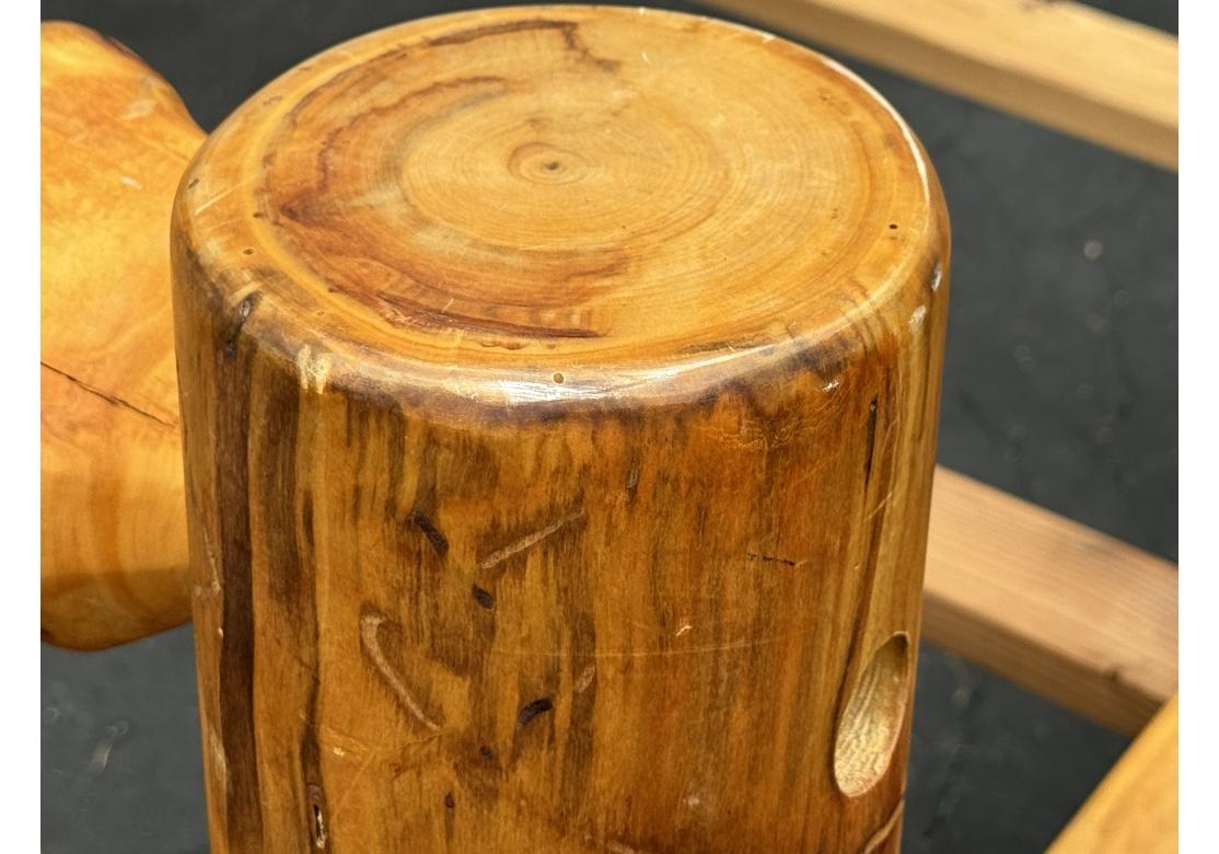 Un incroyable lit fait à la main en bois de pin épais et lourd, signé et daté de 1996 par l'artisan Jim Molter. Le lit rappelle le travail de conception pionnier de Mimi London, qui a insufflé une nouvelle vie au monde du mobilier en bois dans les