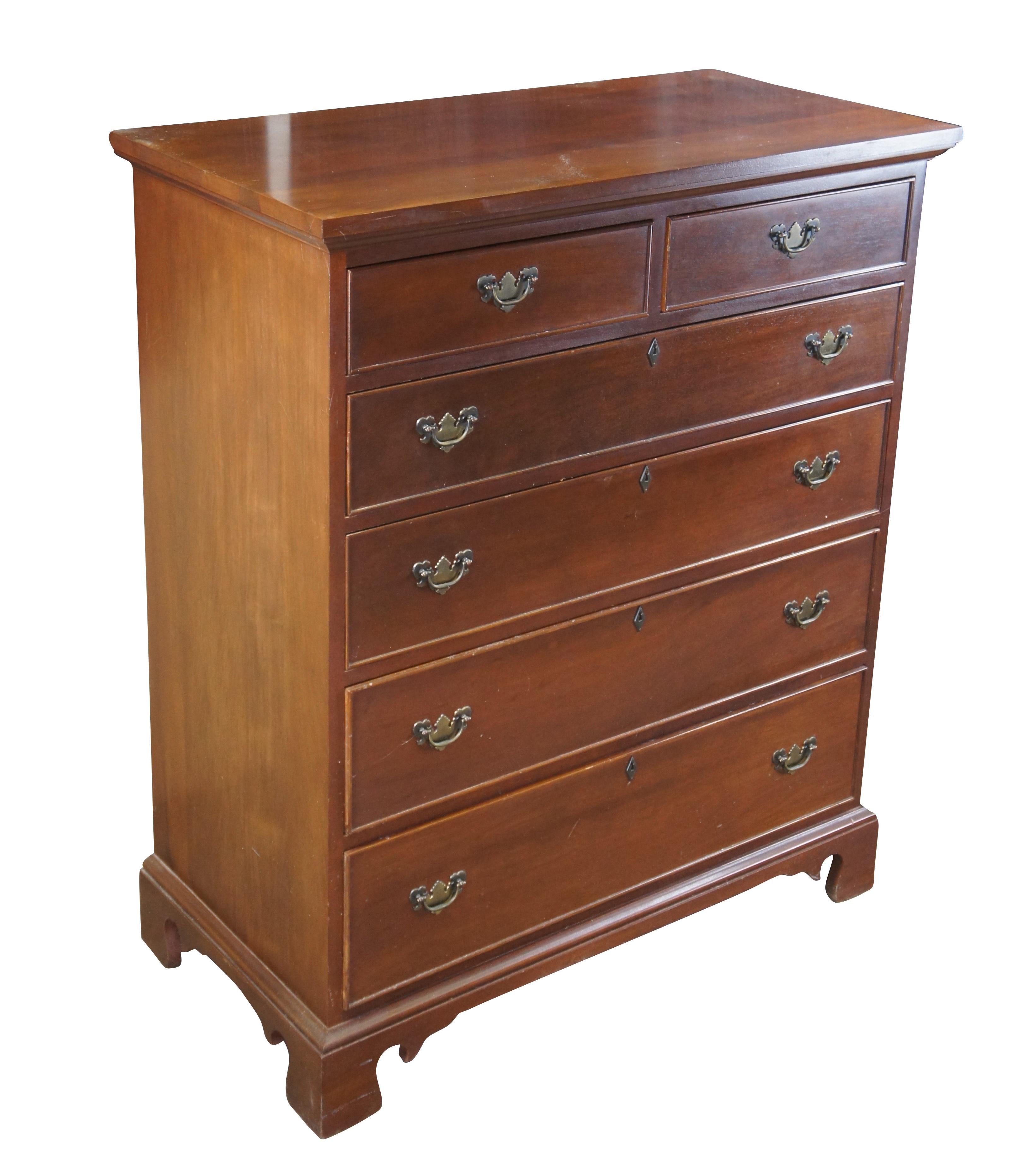 Vintage Craftique Autentica Riproduzione di un comò o cassettiera tallboy.  Realizzato in mogano in stile Chippendale con sei cassetti, ferramenta in ottone e piedi a staffa.

Dimensioni:
20,5