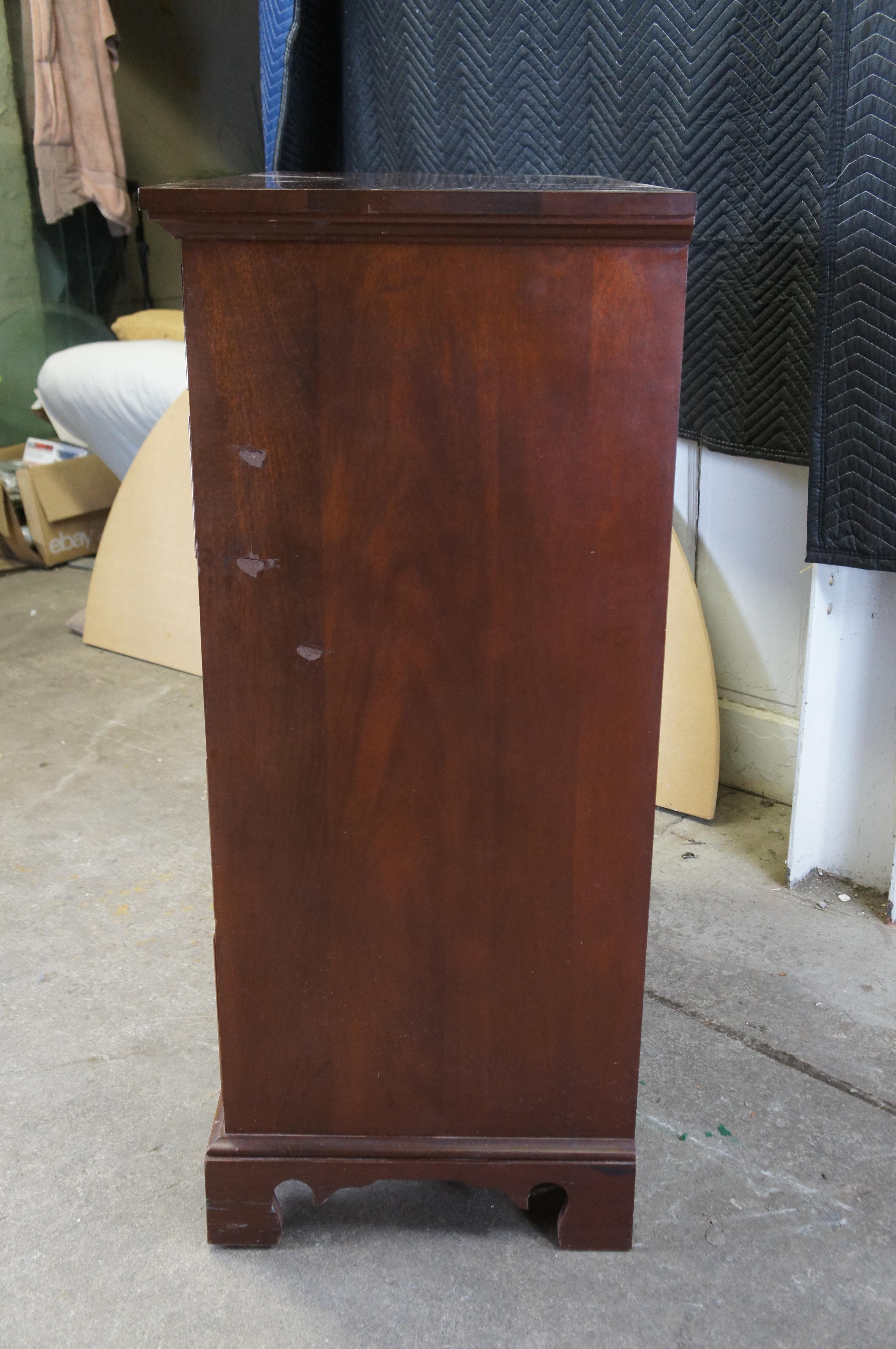 Craftique cassettiera inglese in stile Chippendale in mogano in vendita 3