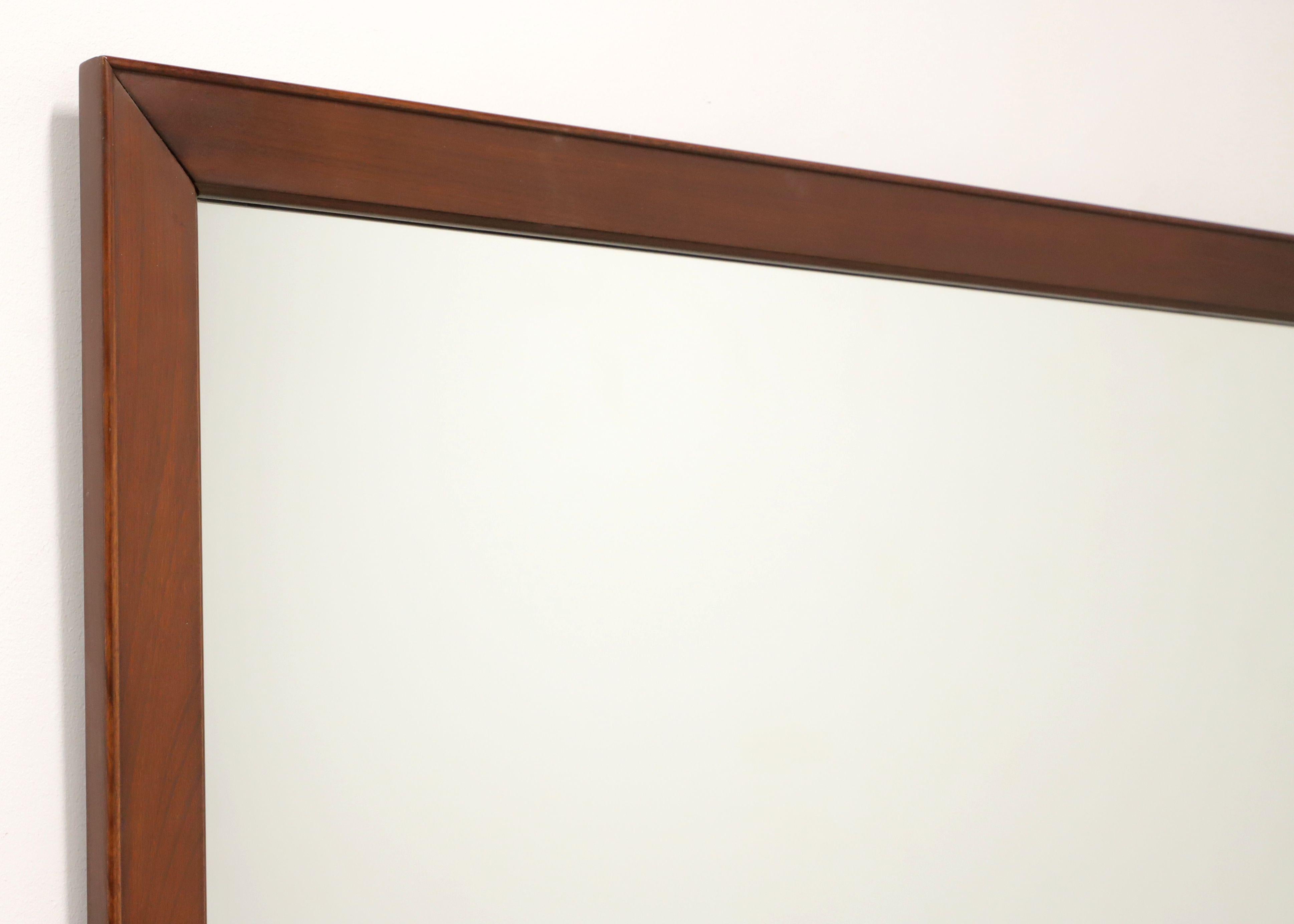 Eine rechteckige Kommode oder ein Wandspiegel im traditionellen Stil vom hochwertigen Möbelhersteller Craftique. Spiegelglas in einem massiven Mahagoni-Rahmen mit glatter Kante und Mellowax-Finish. Hergestellt in Mebane, North Carolina, USA, im
