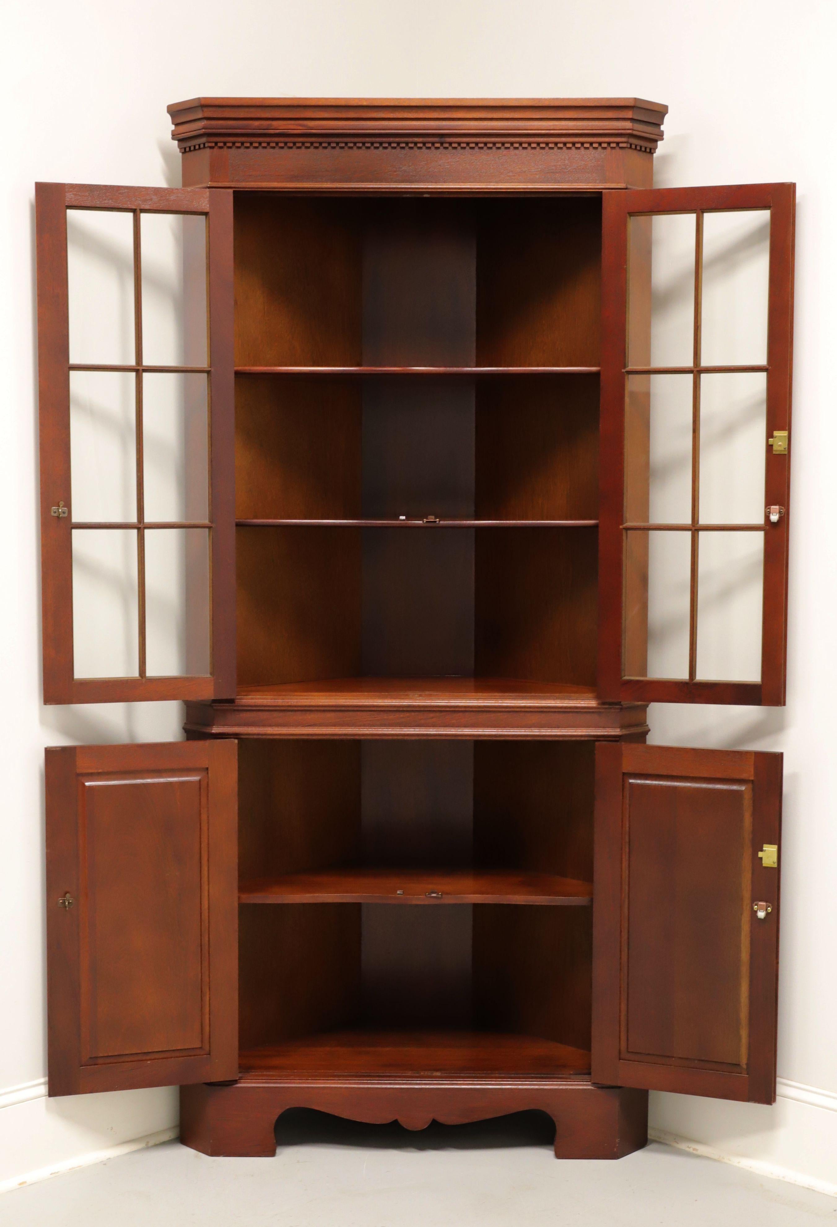 20ième siècle Armoire d'angle / armoire d'angle créative en acajou massif de style Chippendale - C en vente
