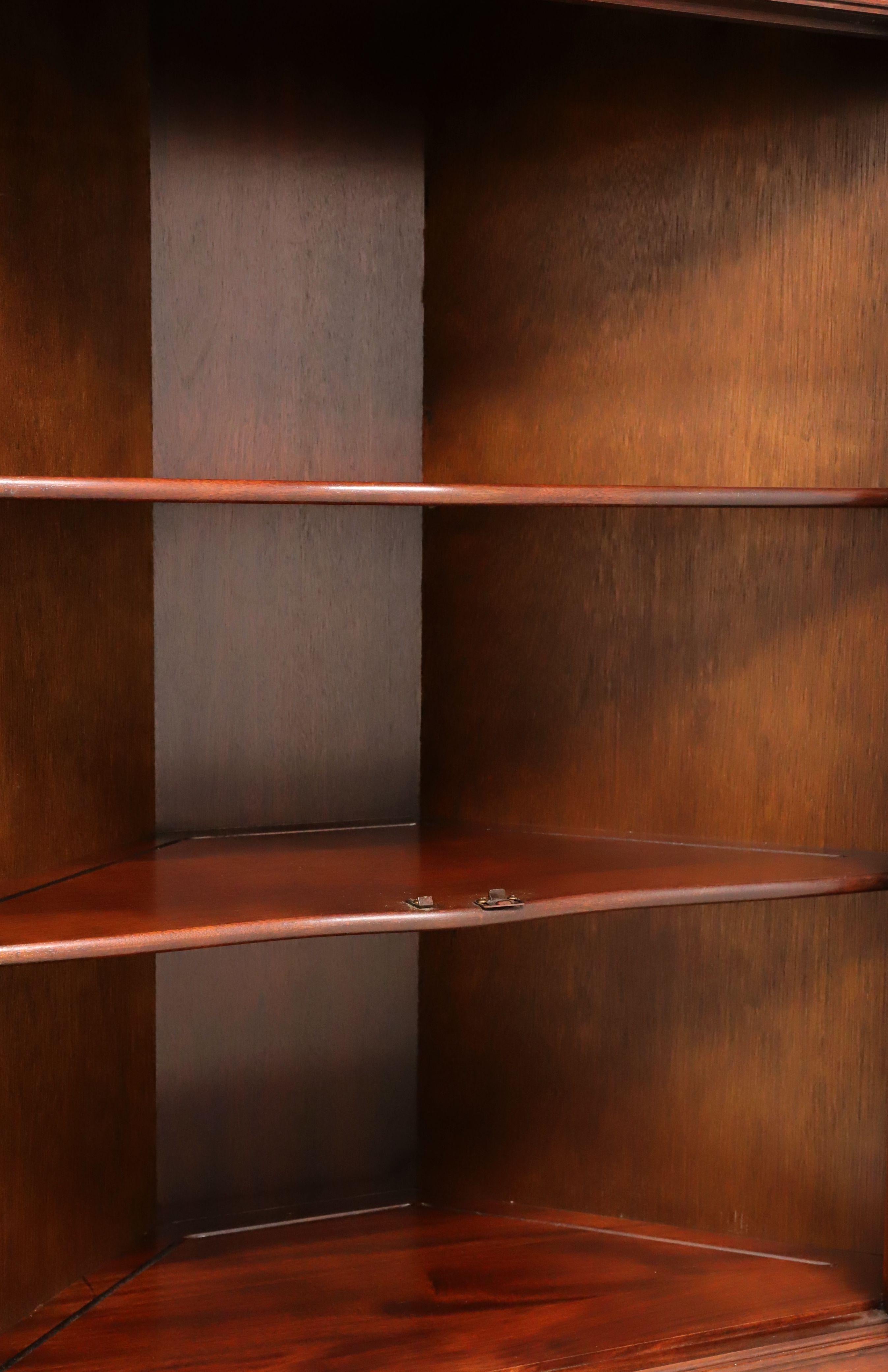 Armoire d'angle / armoire d'angle créative en acajou massif de style Chippendale - D en vente 3