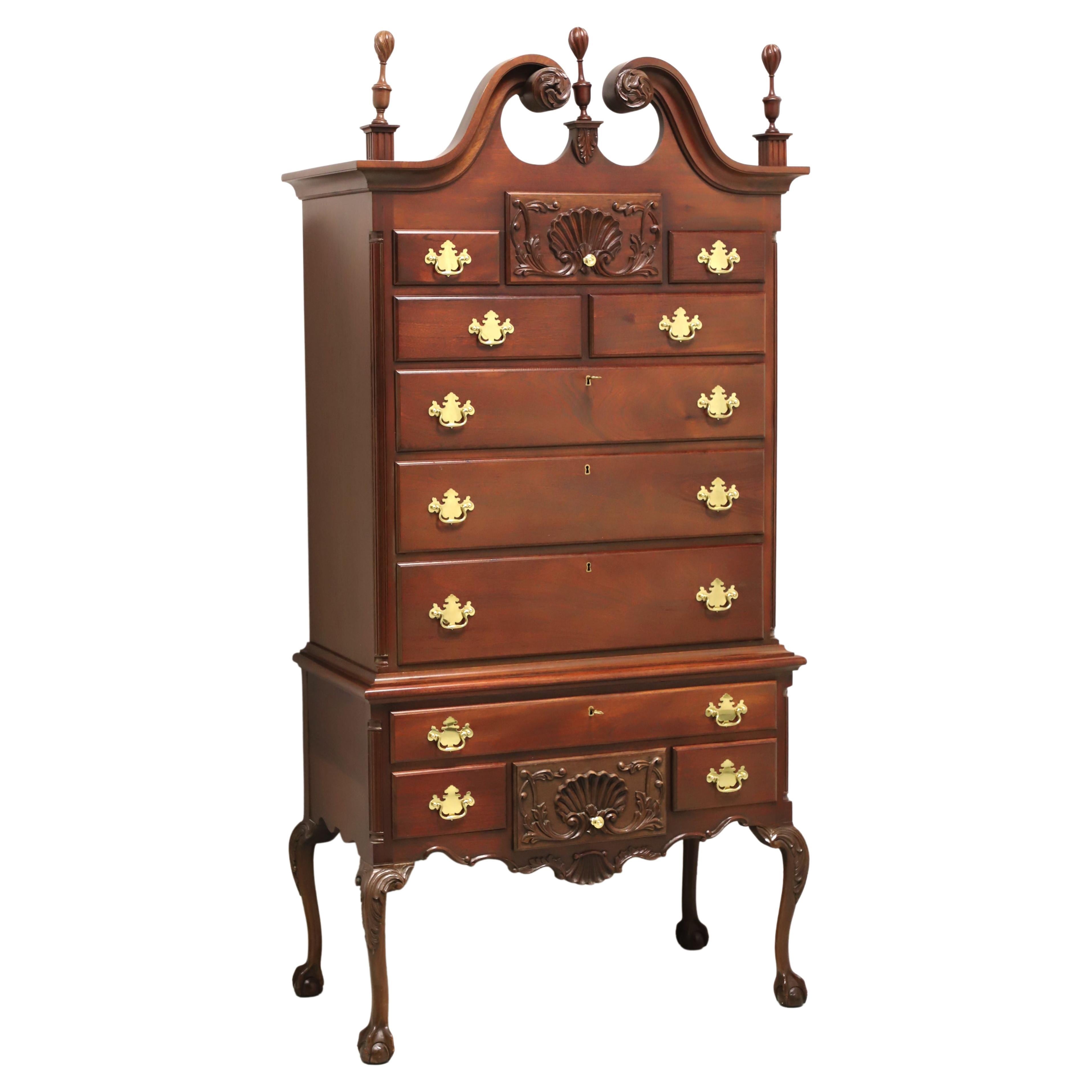 CRAFTIQUE Philadelphia Highboy-Kommode aus massivem Mahagoni mit Klauenfüßen im Angebot