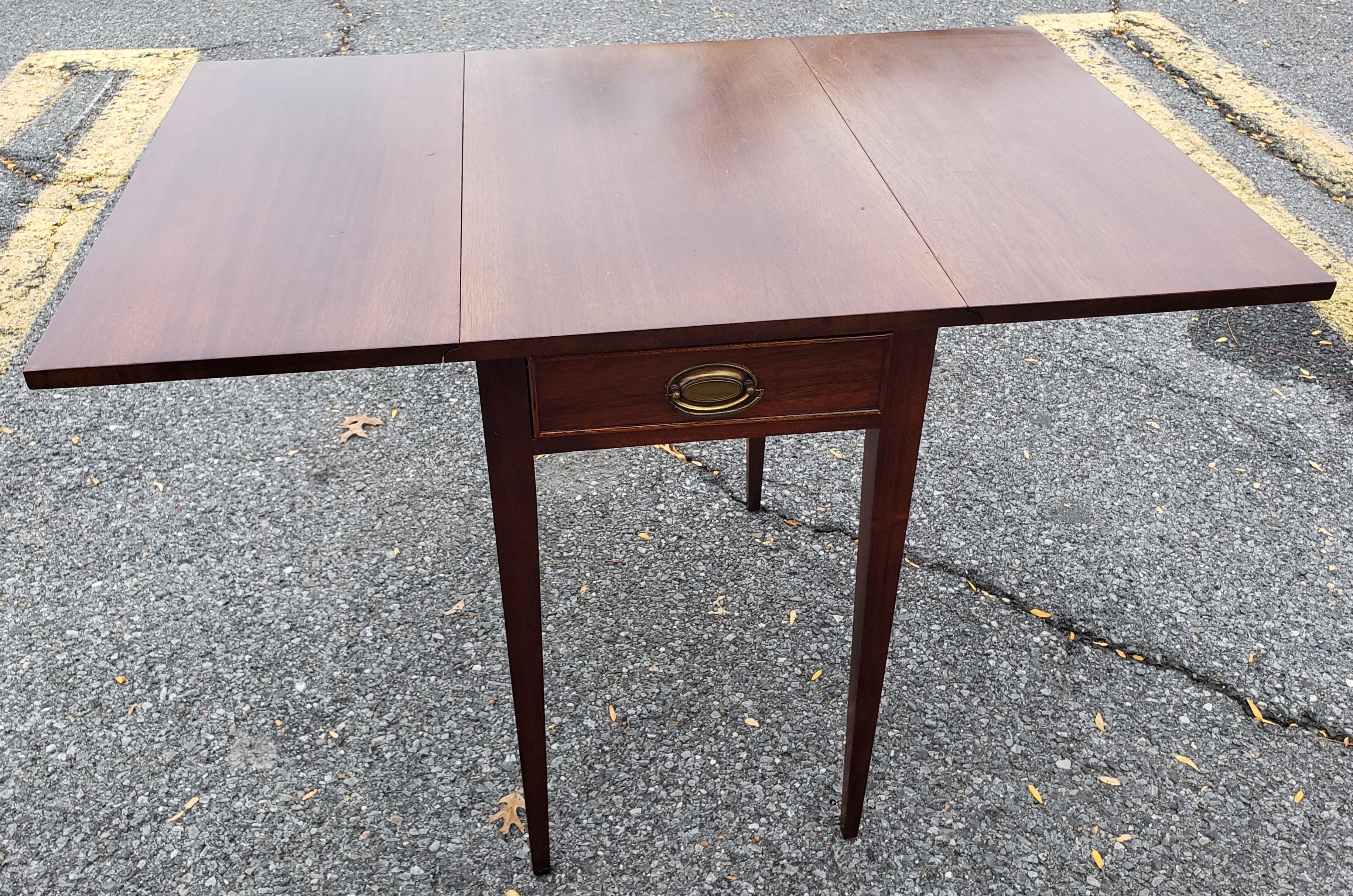 American Craftique Vintage Mahogany Pembroke Hepplewhite Federal Side Tables, Pair For Sale