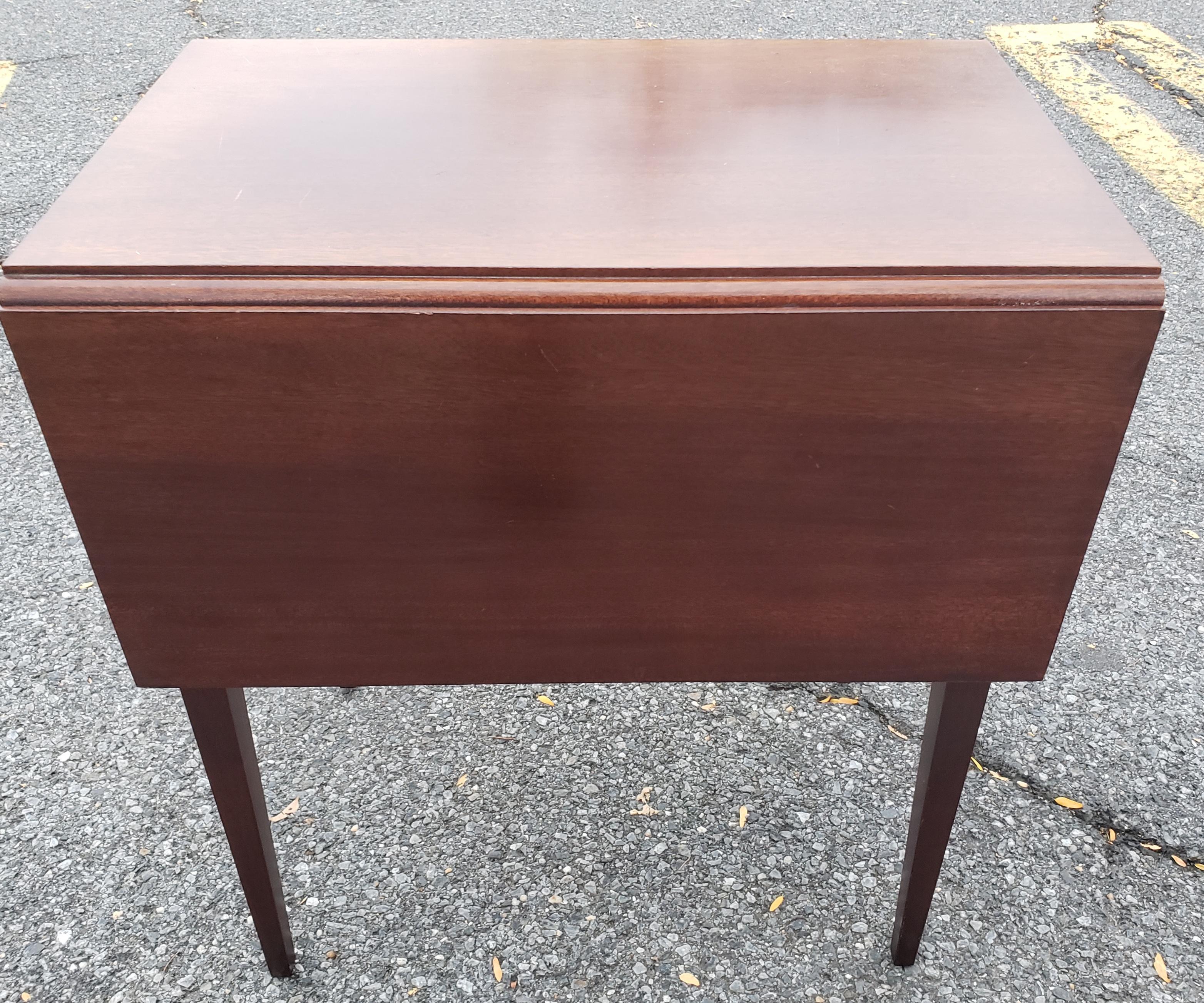 Craftique Vintage Mahogany Pembroke Hepplewhite Federal Side Tables, Pair In Good Condition For Sale In Germantown, MD