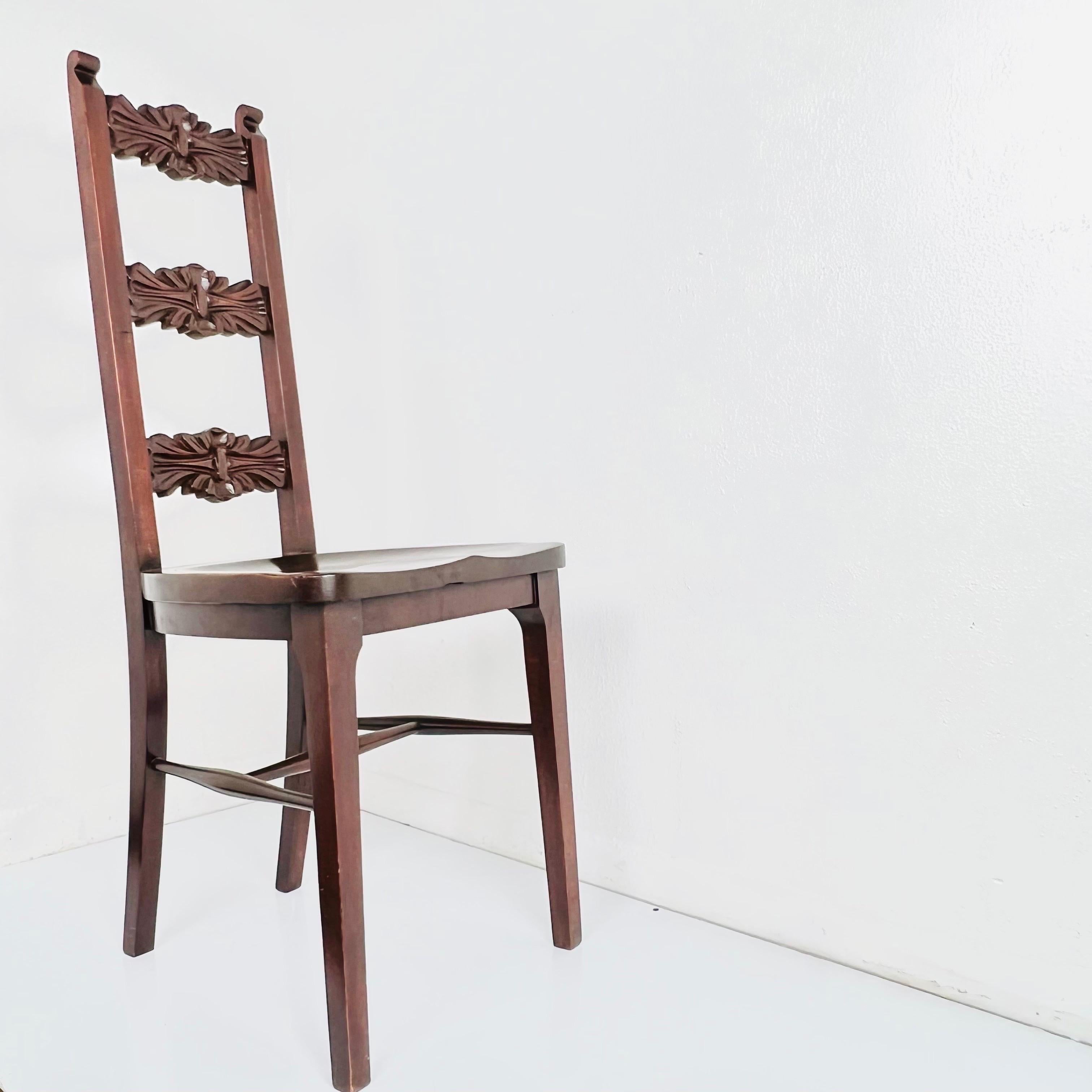 Einzelner geschnitzter Mahagoni-Sessel von Stickley Furniture. Schöne geschnitzte Rosette Detail auf der Rückseite. Er eignet sich perfekt als Schreibtischstuhl oder Frisierstuhl. Stabiler, guter antiker Zustand.