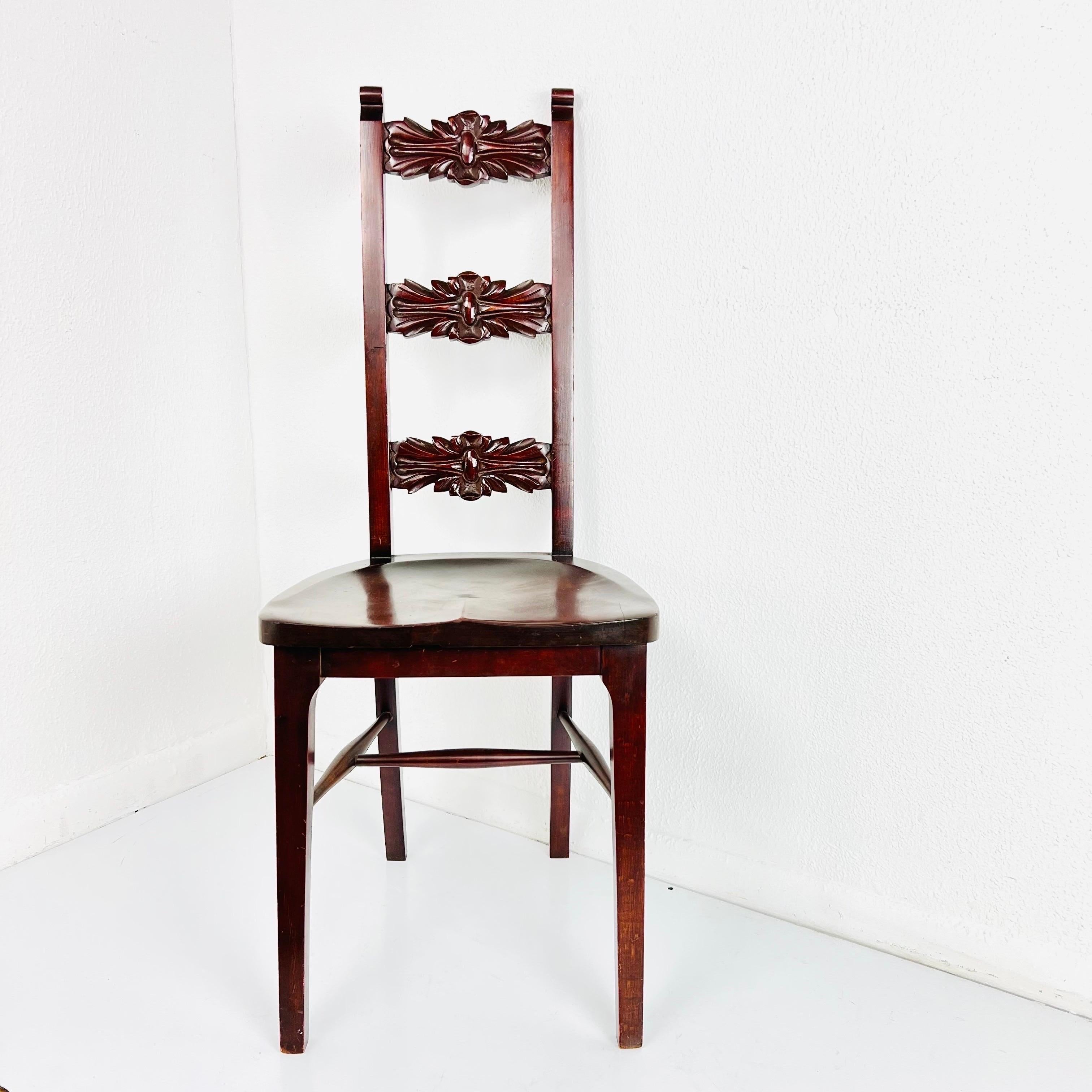 Geschnitzter Stuhl der Handwerkskunst von Stickley Furniture (Mahagoni) im Angebot