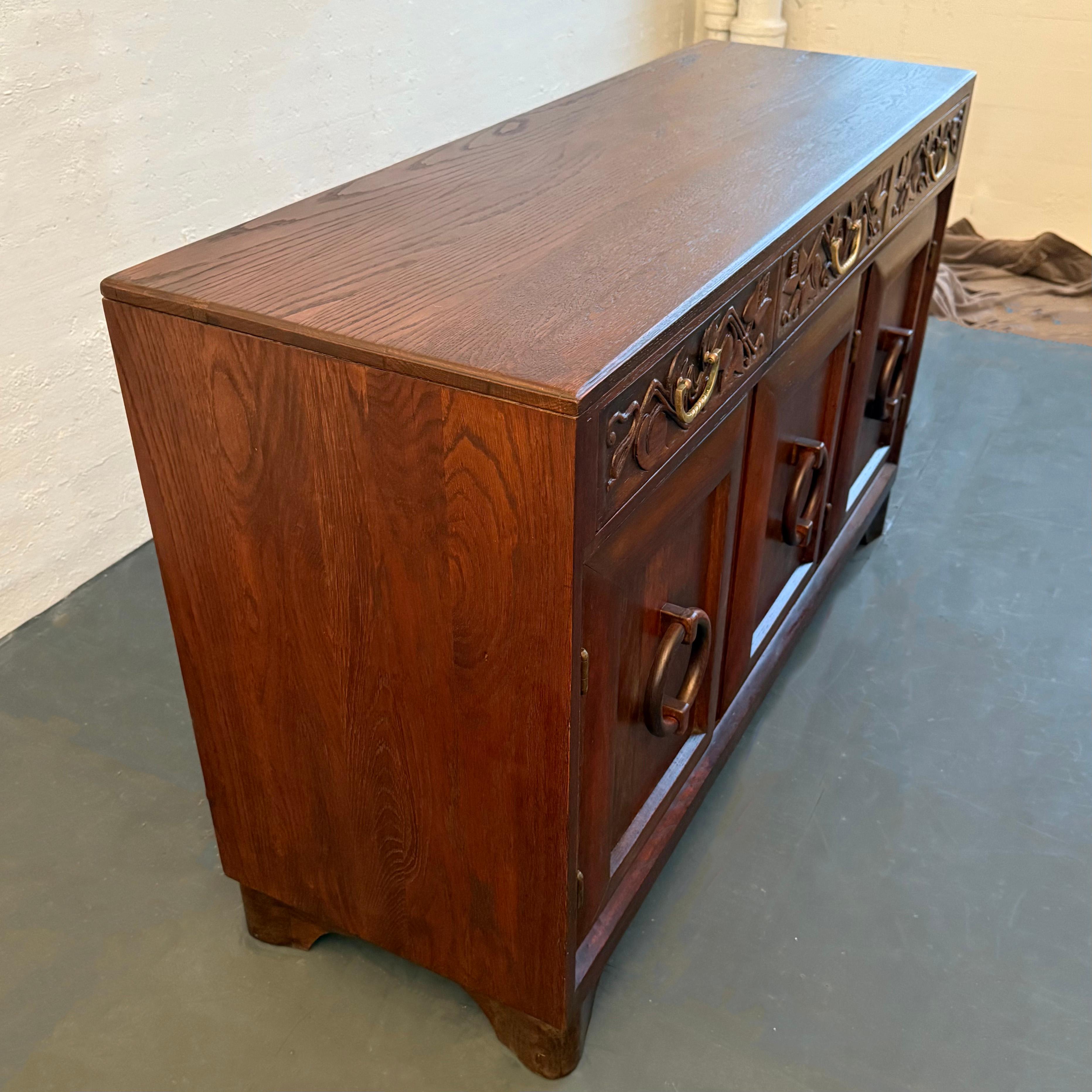 Sideboard-Anrichte aus geschnitzter Eiche von Old Hickory Furniture Company, Handwerkskunst im Angebot 2