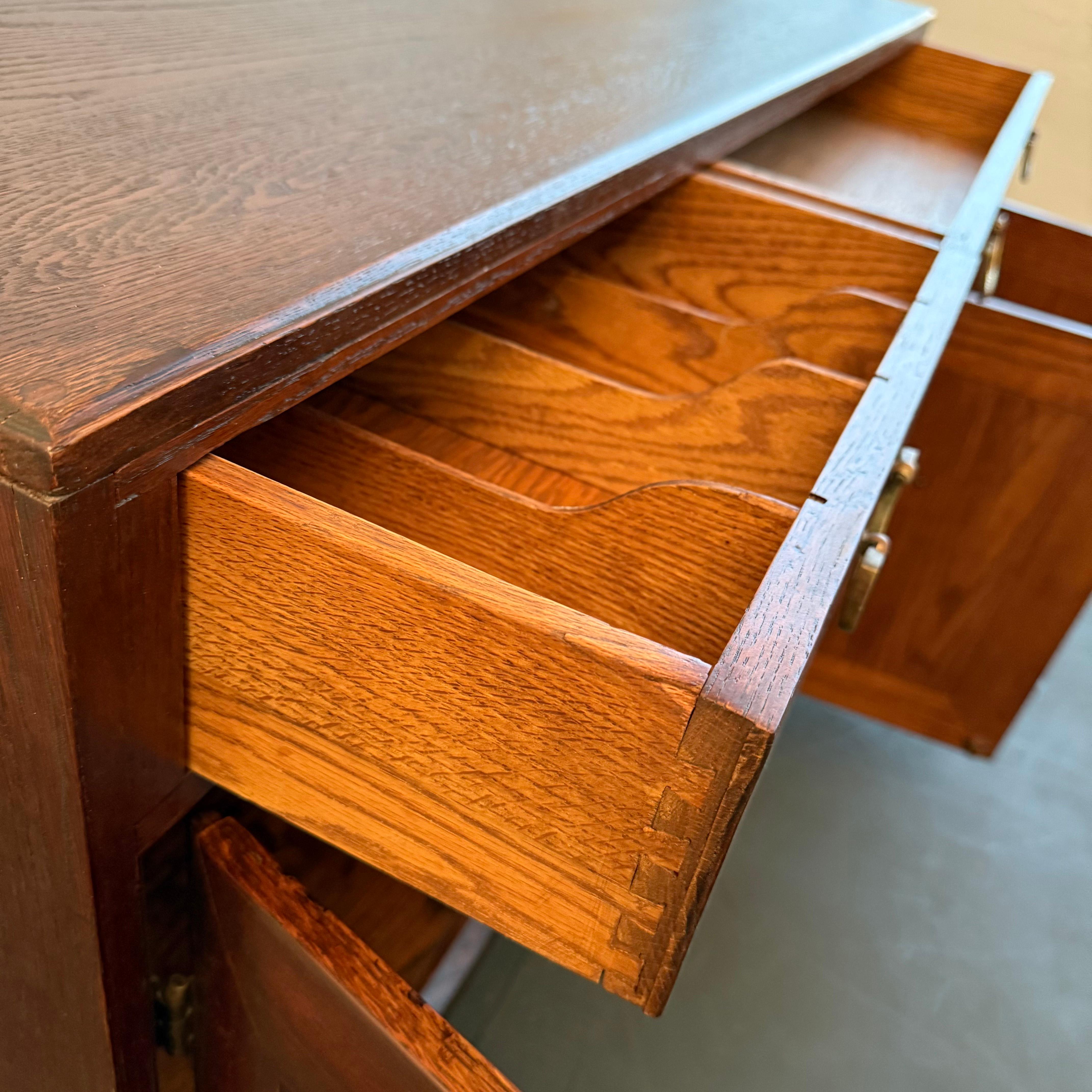 Sideboard-Anrichte aus geschnitzter Eiche von Old Hickory Furniture Company, Handwerkskunst im Angebot 3