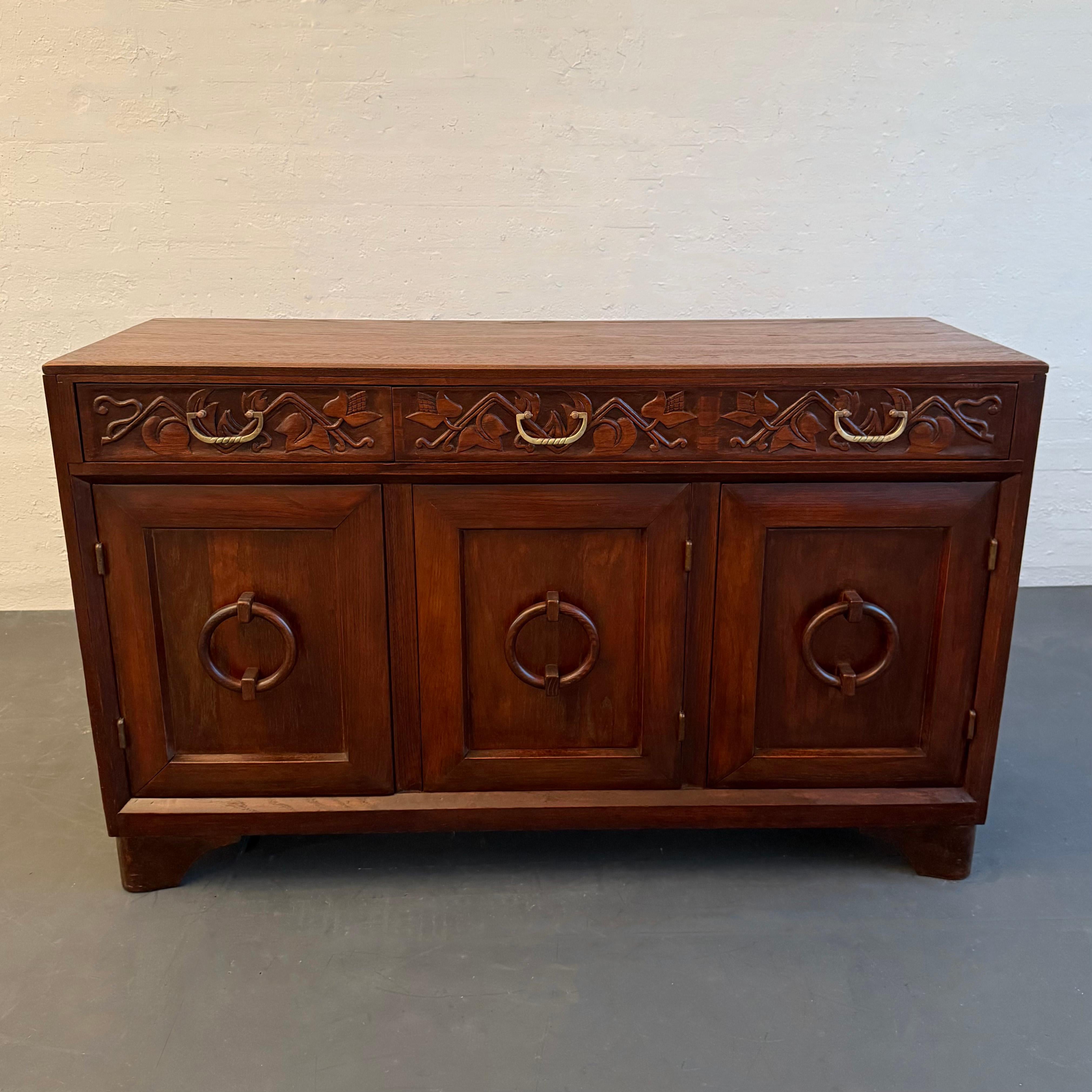 Diese circa 1940er Jahre geschnitzt Eiche Handwerker Sideboard / Kredenz ist von Old Hickory Furniture Company von Martinsville Indiana im Jahre 1899 gegründet. Die Anrichte besteht aus massiver Eiche mit komplizierten, blattförmigen Schnitzereien