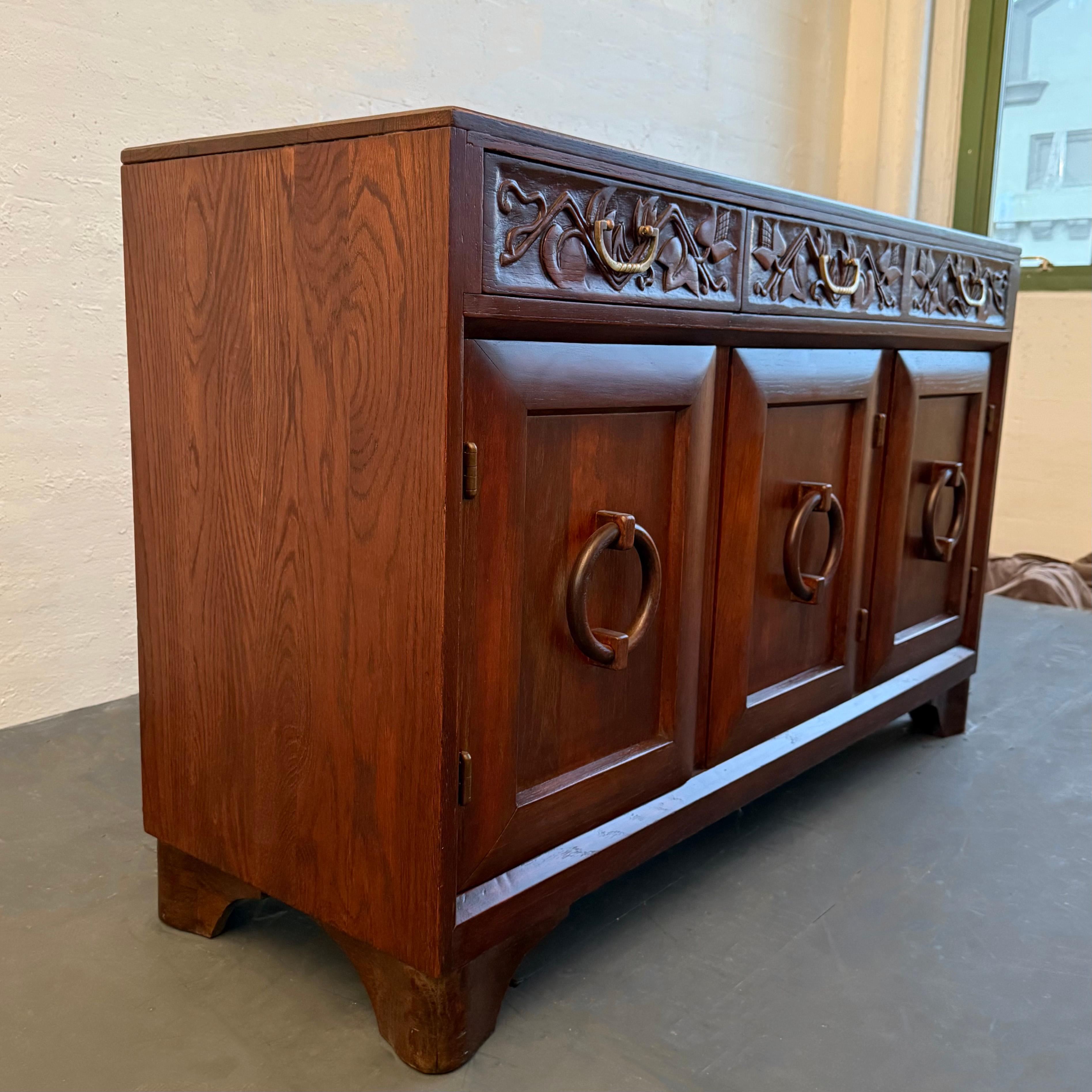 Sideboard-Anrichte aus geschnitzter Eiche von Old Hickory Furniture Company, Handwerkskunst (amerikanisch) im Angebot