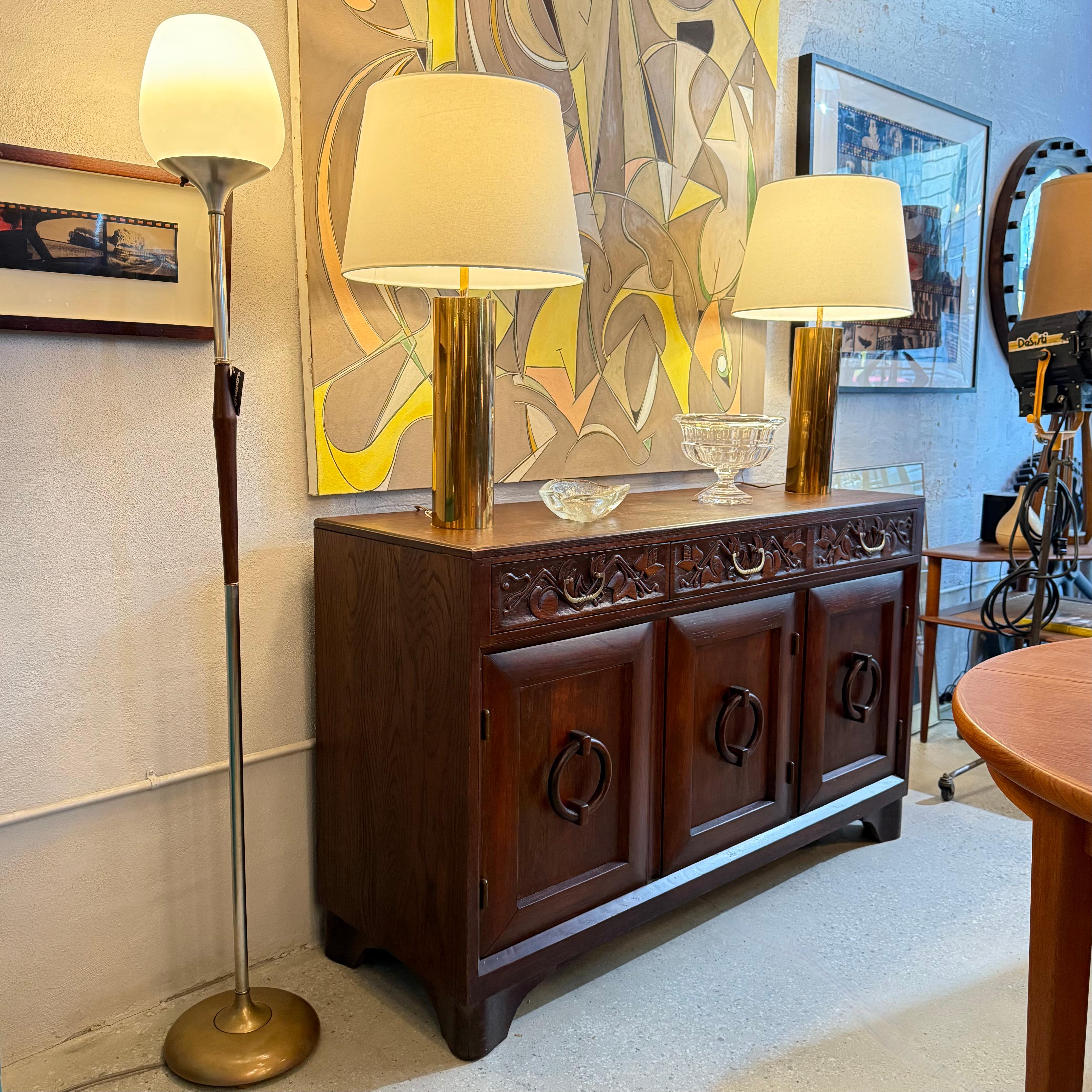 Sideboard-Anrichte aus geschnitzter Eiche von Old Hickory Furniture Company, Handwerkskunst (Handgeschnitzt) im Angebot