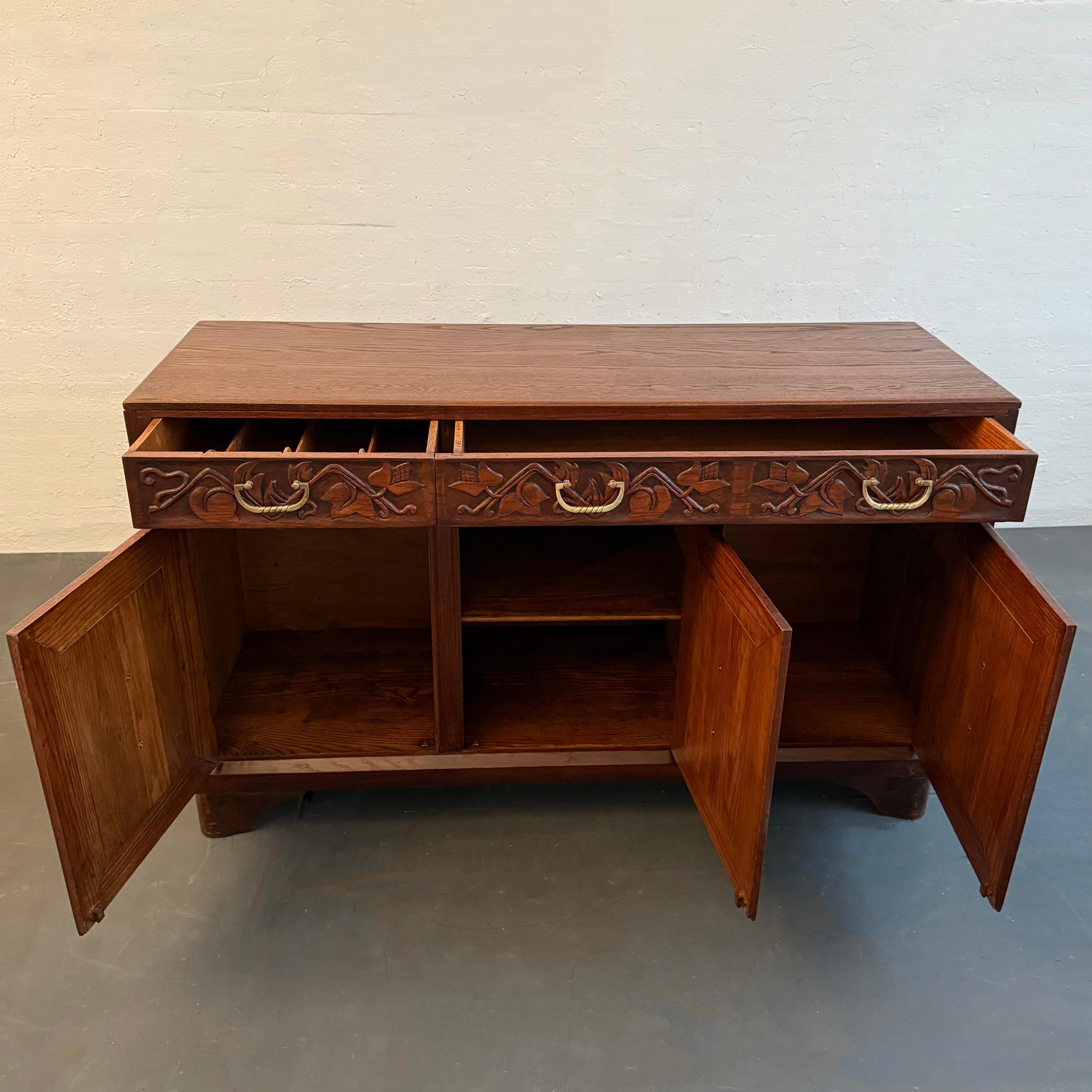 Sideboard-Anrichte aus geschnitzter Eiche von Old Hickory Furniture Company, Handwerkskunst im Zustand „Gut“ im Angebot in Brooklyn, NY