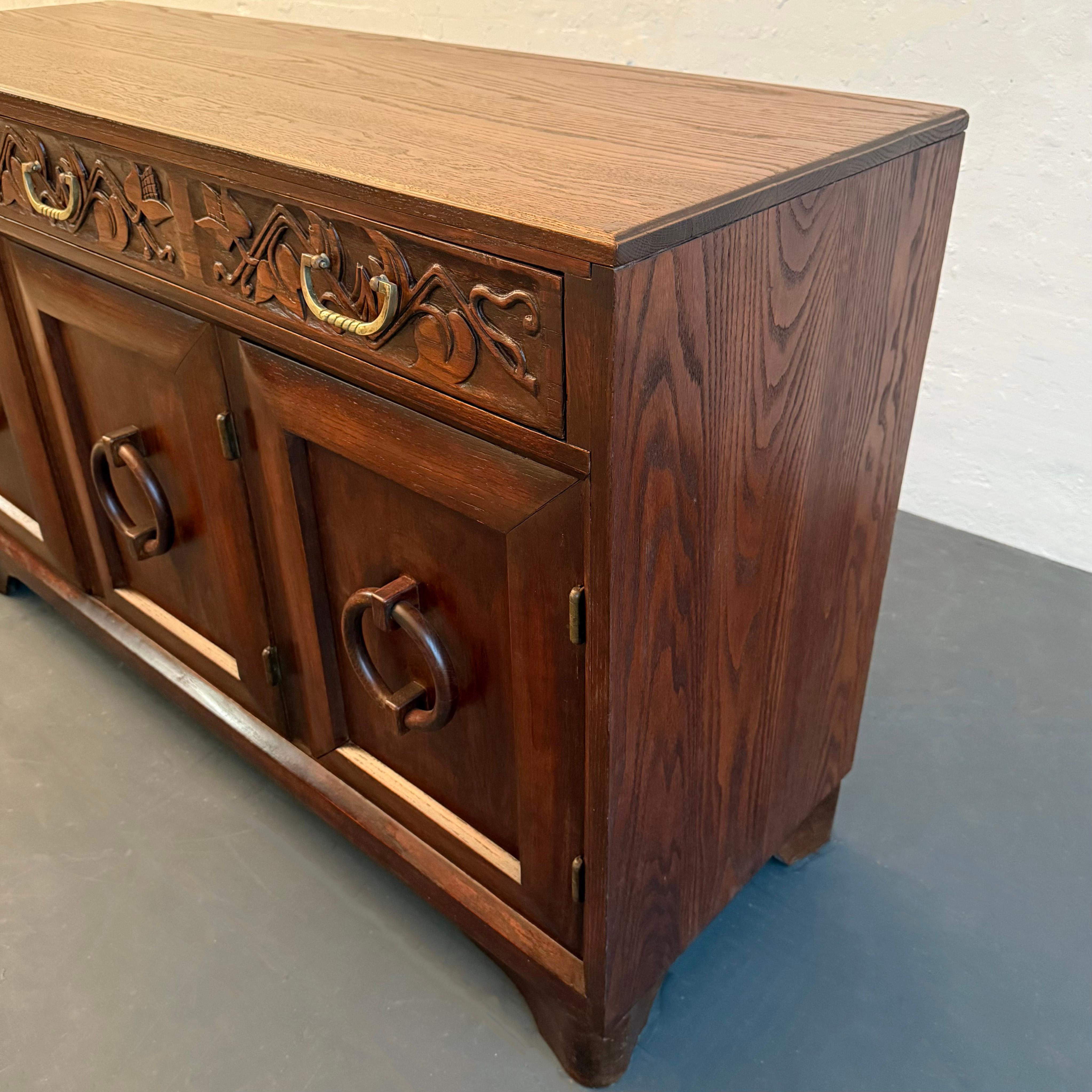 Sideboard-Anrichte aus geschnitzter Eiche von Old Hickory Furniture Company, Handwerkskunst (20. Jahrhundert) im Angebot