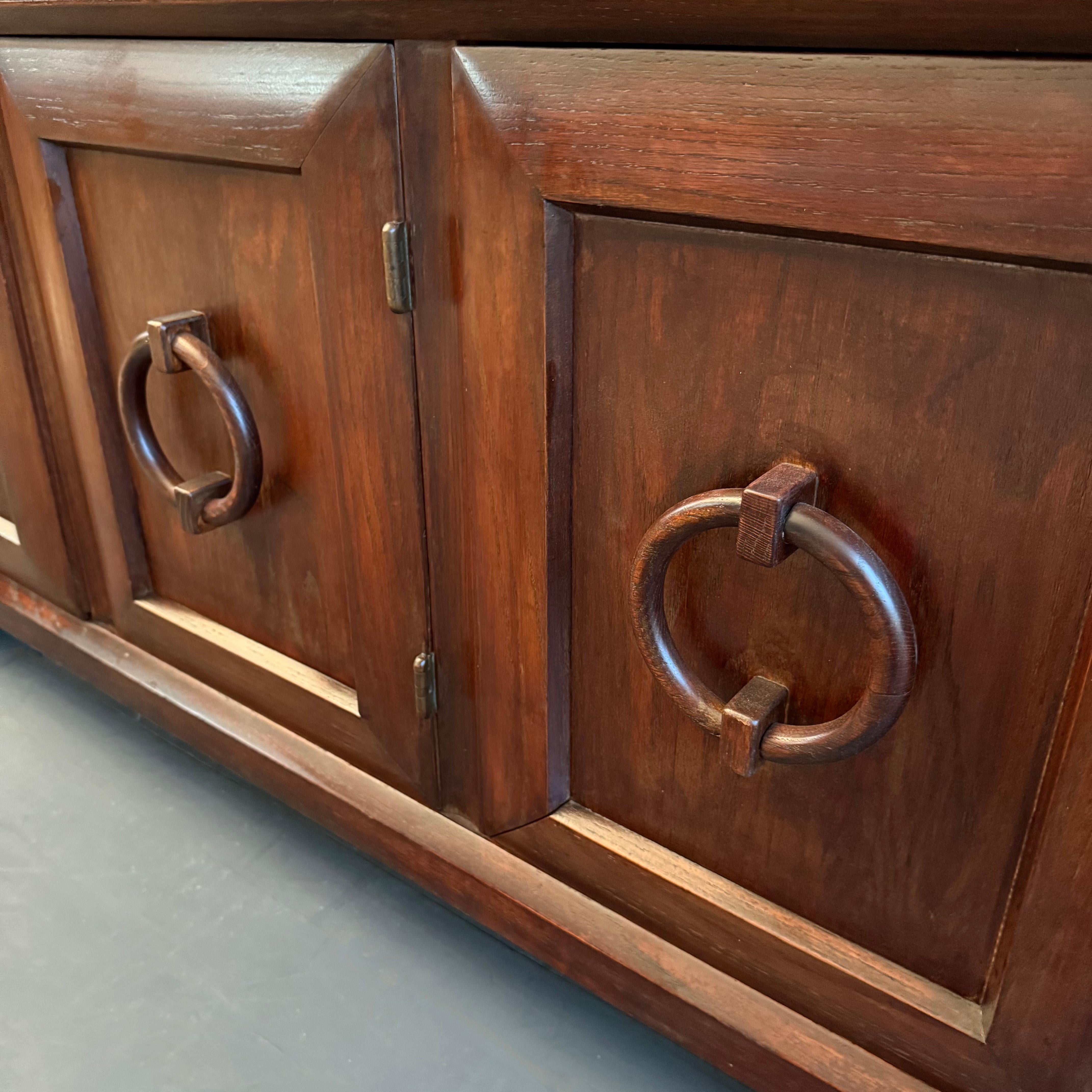 Sideboard-Anrichte aus geschnitzter Eiche von Old Hickory Furniture Company, Handwerkskunst (Messing) im Angebot