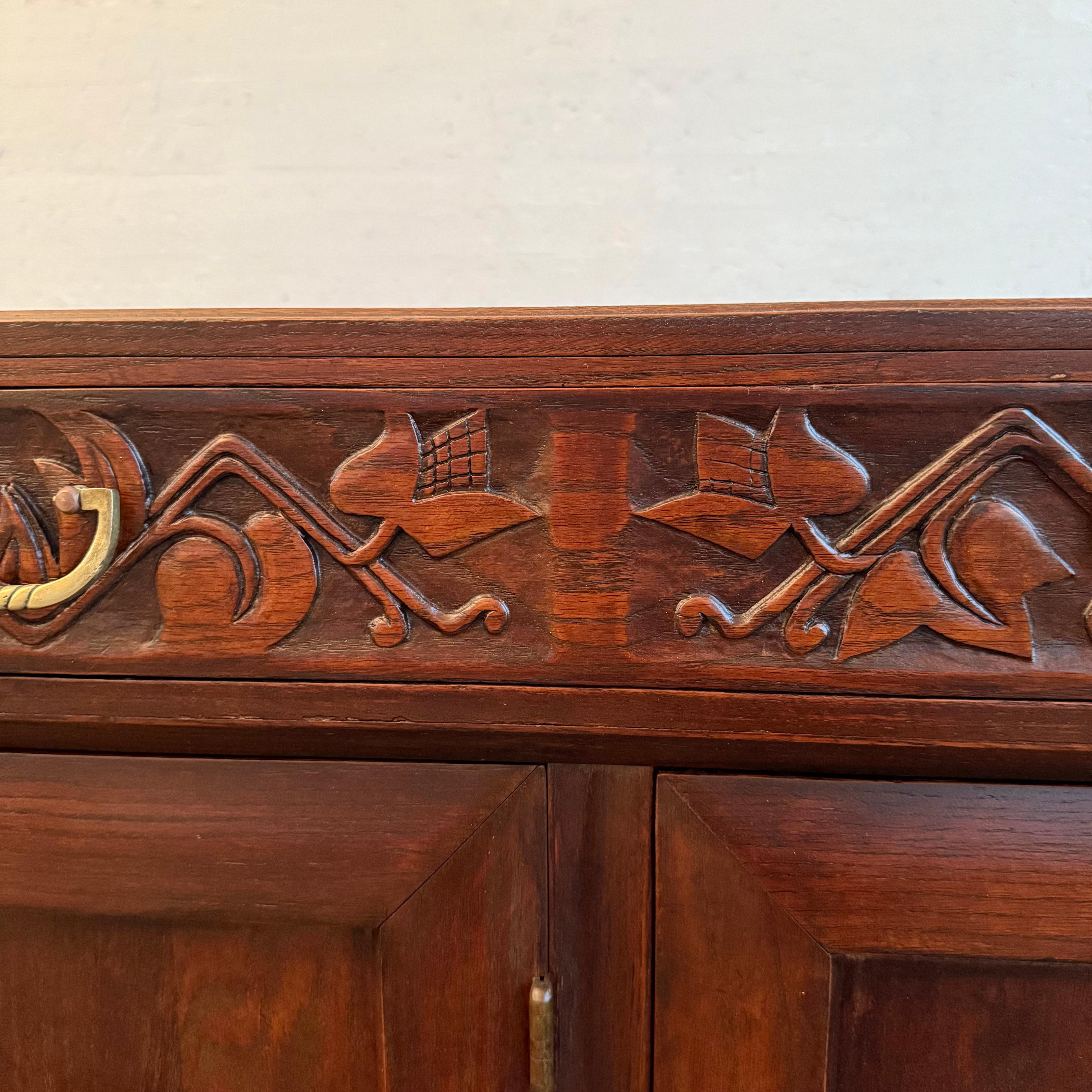 Sideboard-Anrichte aus geschnitzter Eiche von Old Hickory Furniture Company, Handwerkskunst im Angebot 1