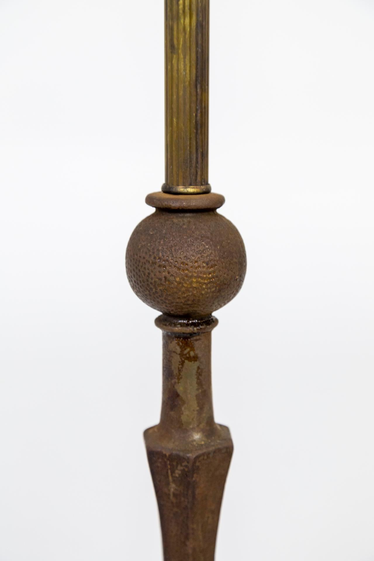 Ottone Lampada da terra artigianale ad arpa con base floreale e paralume in vetro modellato in vendita