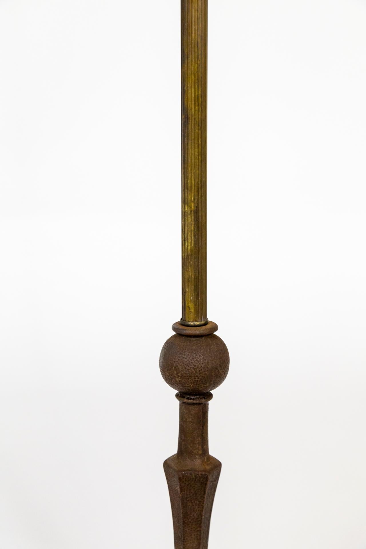 Lampada da terra artigianale ad arpa con base floreale e paralume in vetro modellato in vendita 3