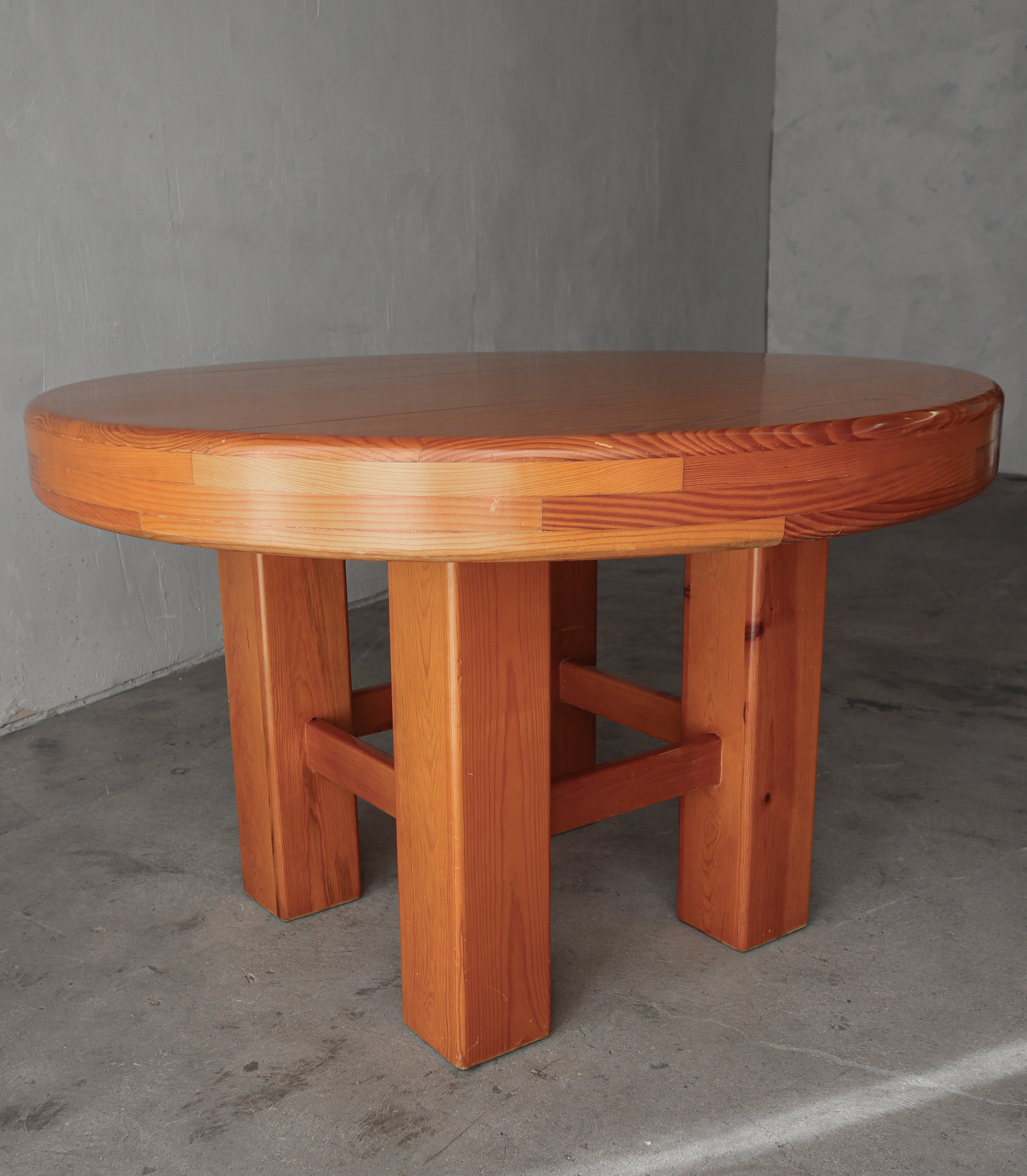 Belle table de salle à manger ronde en pin. Il s'agit très probablement d'un produit personnalisé et fait à la main. Un ensemble de 4 chaises assorties est également disponible.

La table est en bon état avec quelques marques minimes dues à l'âge