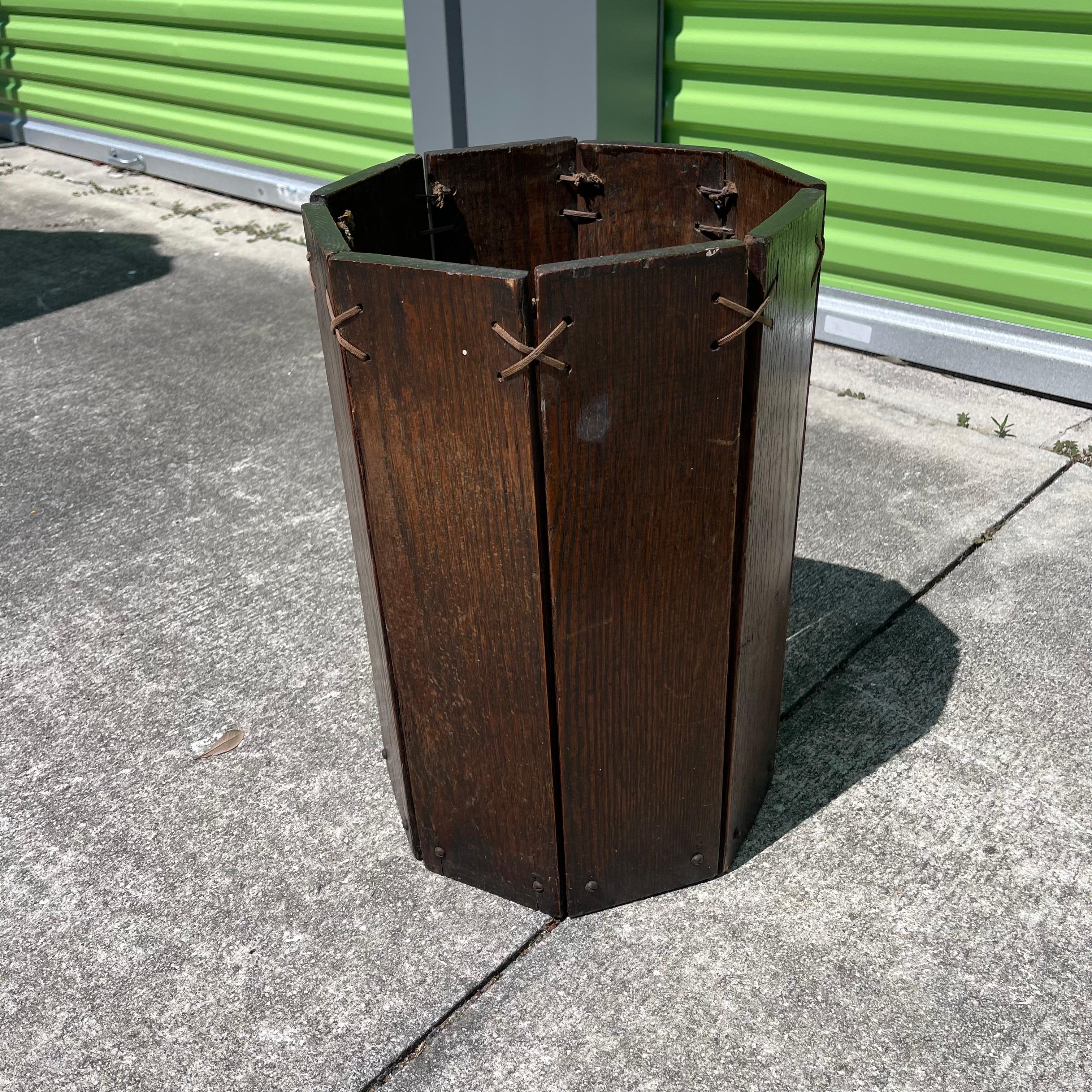 Corbeille à papier ou porte-parapluie de style artisanal Mission Oak, Primitive Folk Art Bon état - En vente à Jensen Beach, FL