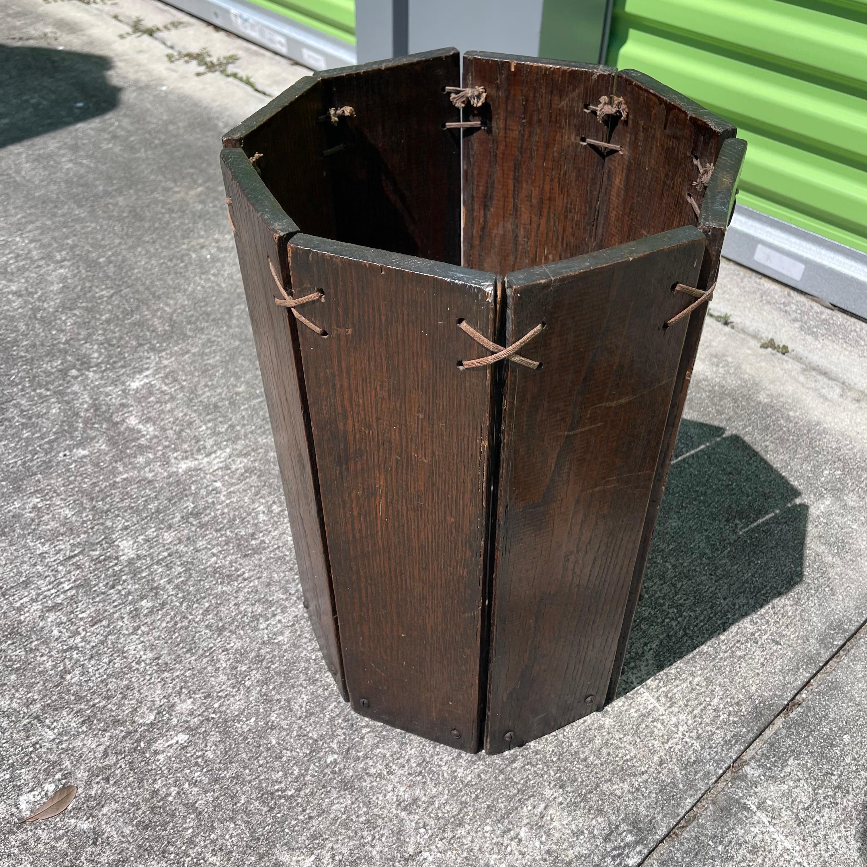 20ième siècle Corbeille à papier ou porte-parapluie de style artisanal Mission Oak, Primitive Folk Art en vente