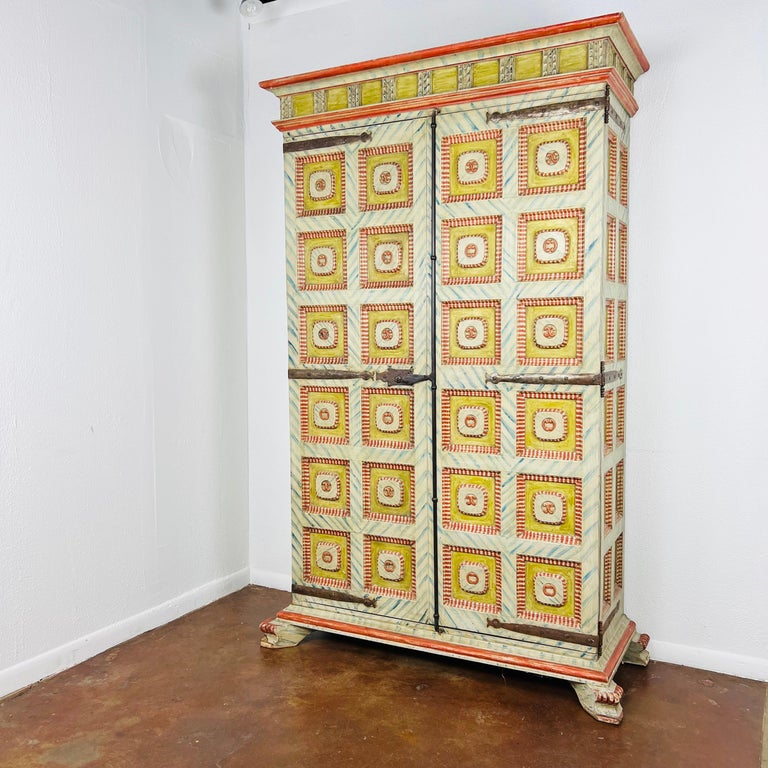 Armoire/armoire peinte Arts and Craftsman En vente sur 1stDibs