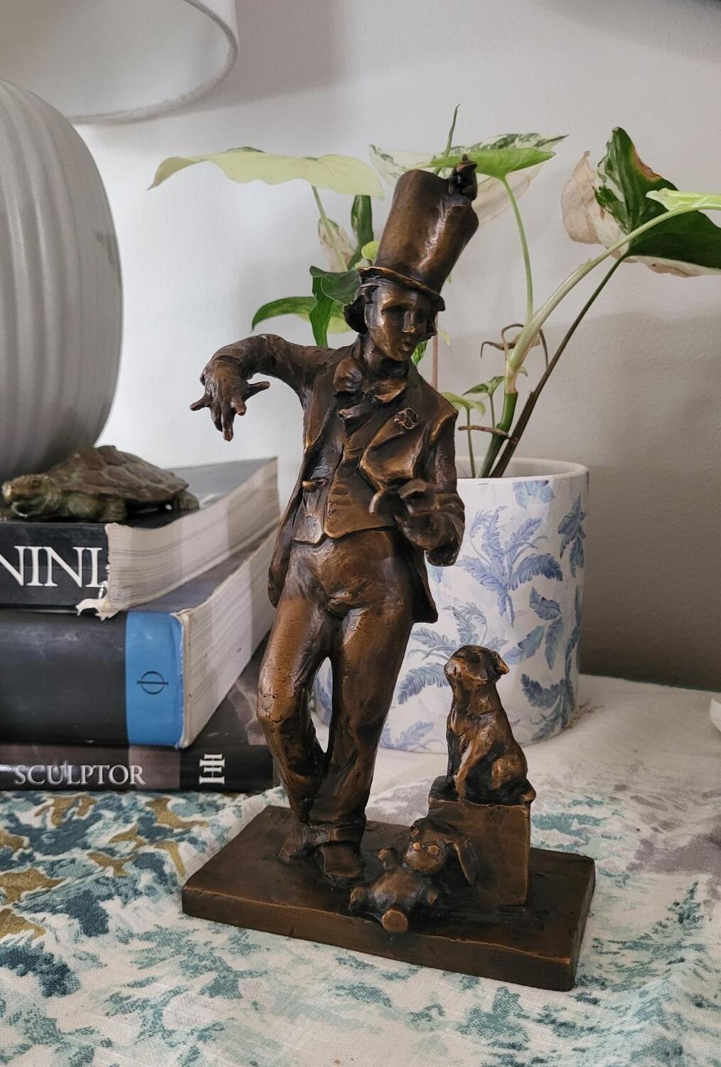 Craig Campbell Figurative Sculpture – Abracadabra, 9" hohe Bronze, Abracadabra