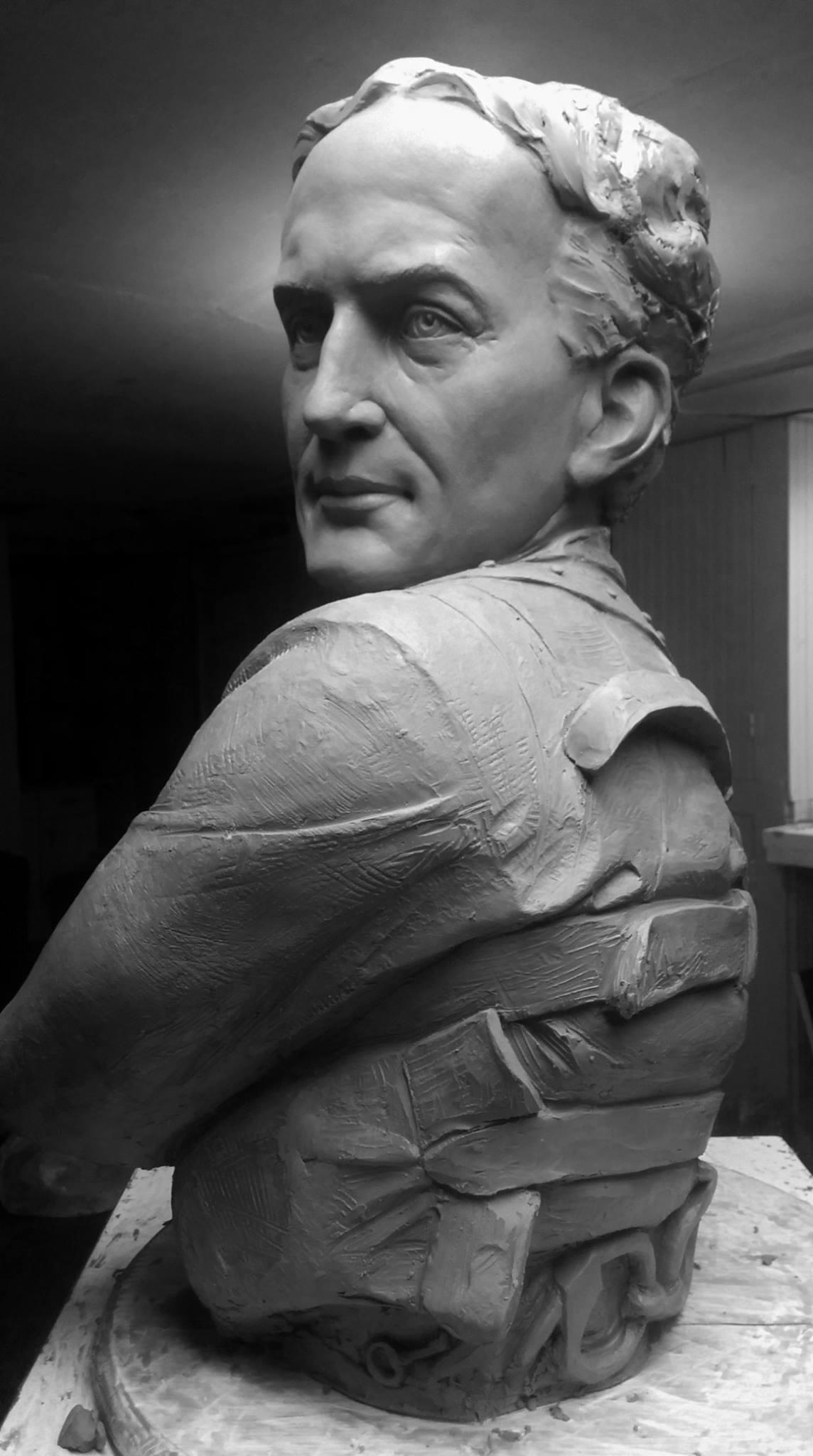Houdini di Craig Campbell
Scultura figurativa espressionista Busto del famoso illusionista Harry Houdini raffigurato nel suo numero di fuga con la camicia di forza.
28x20x20