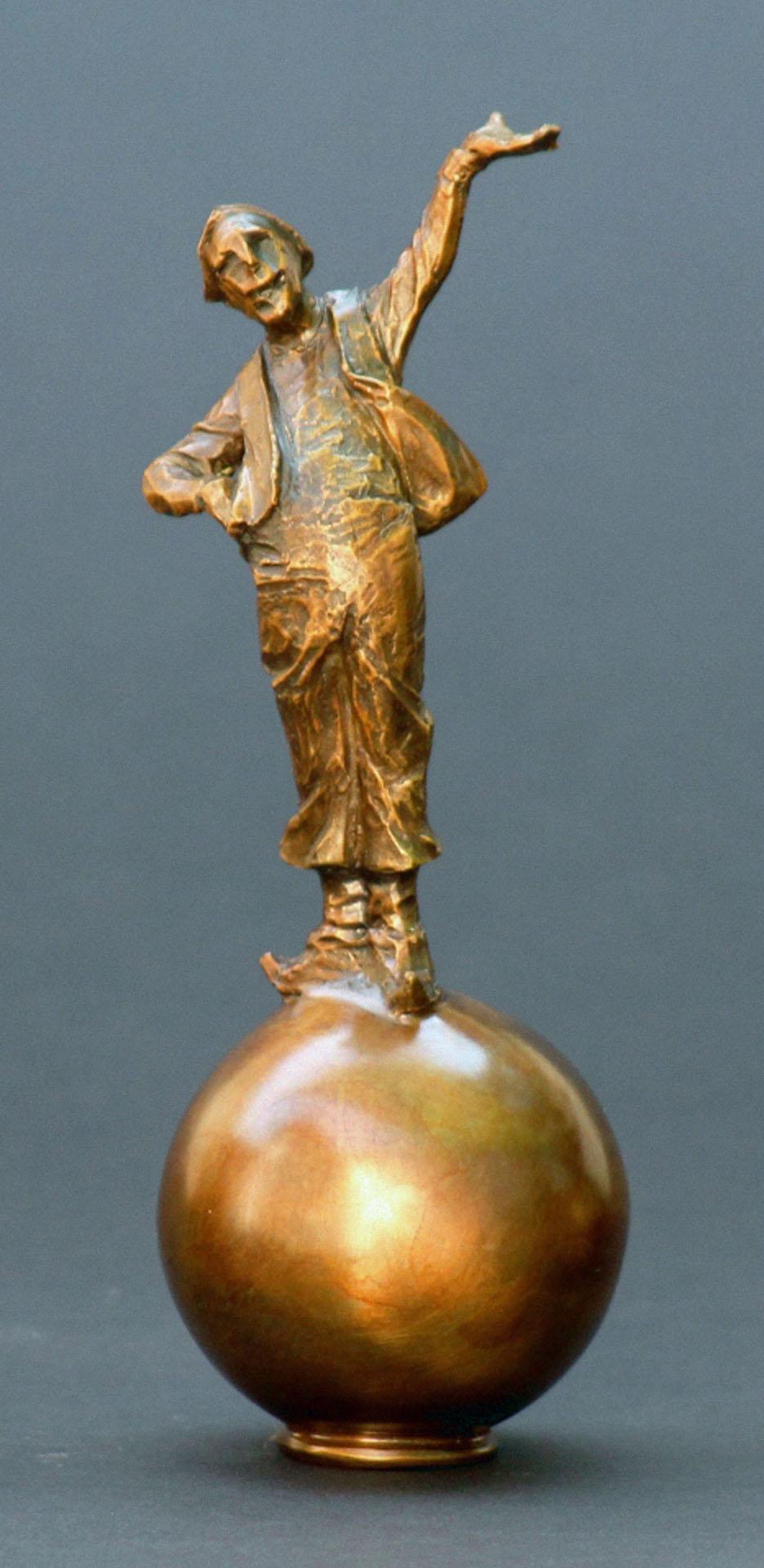 Serie On the Ball, juego de 3 de bronce de 20 cm de altura - Sculpture Contemporáneo de Craig Campbell