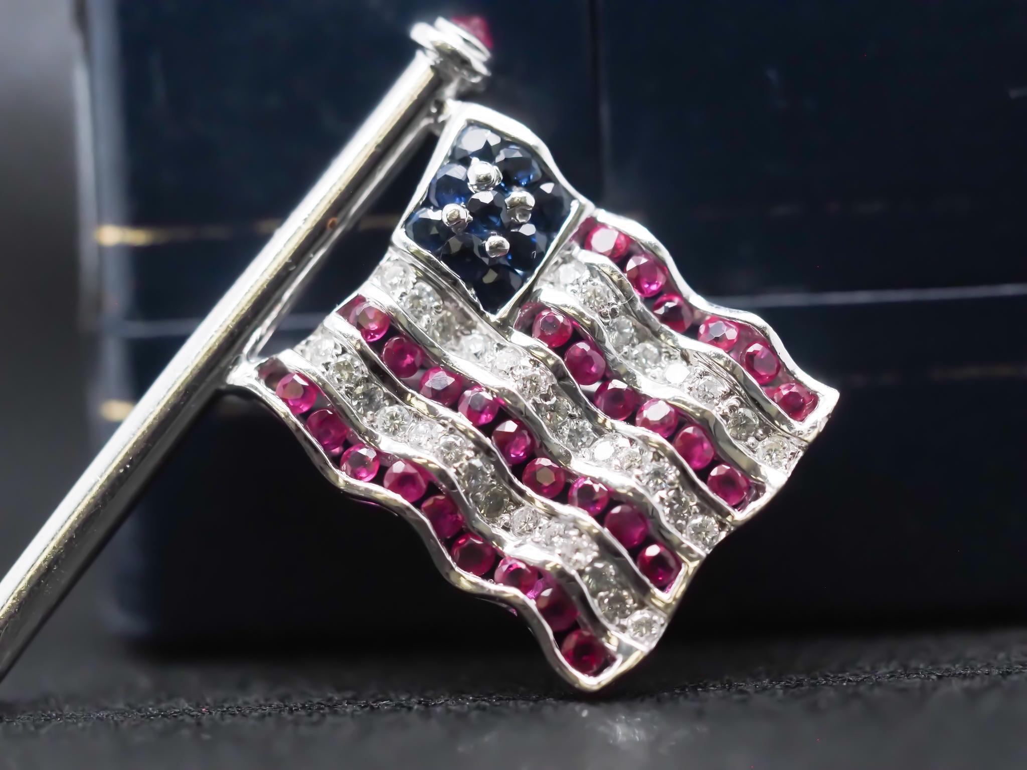 Craig Drake Broche Bandera Americana de Oro Blanco de 18 K con Rubíes, Zafiros y Diamantes en Bueno estado para la venta en Hicksville, NY