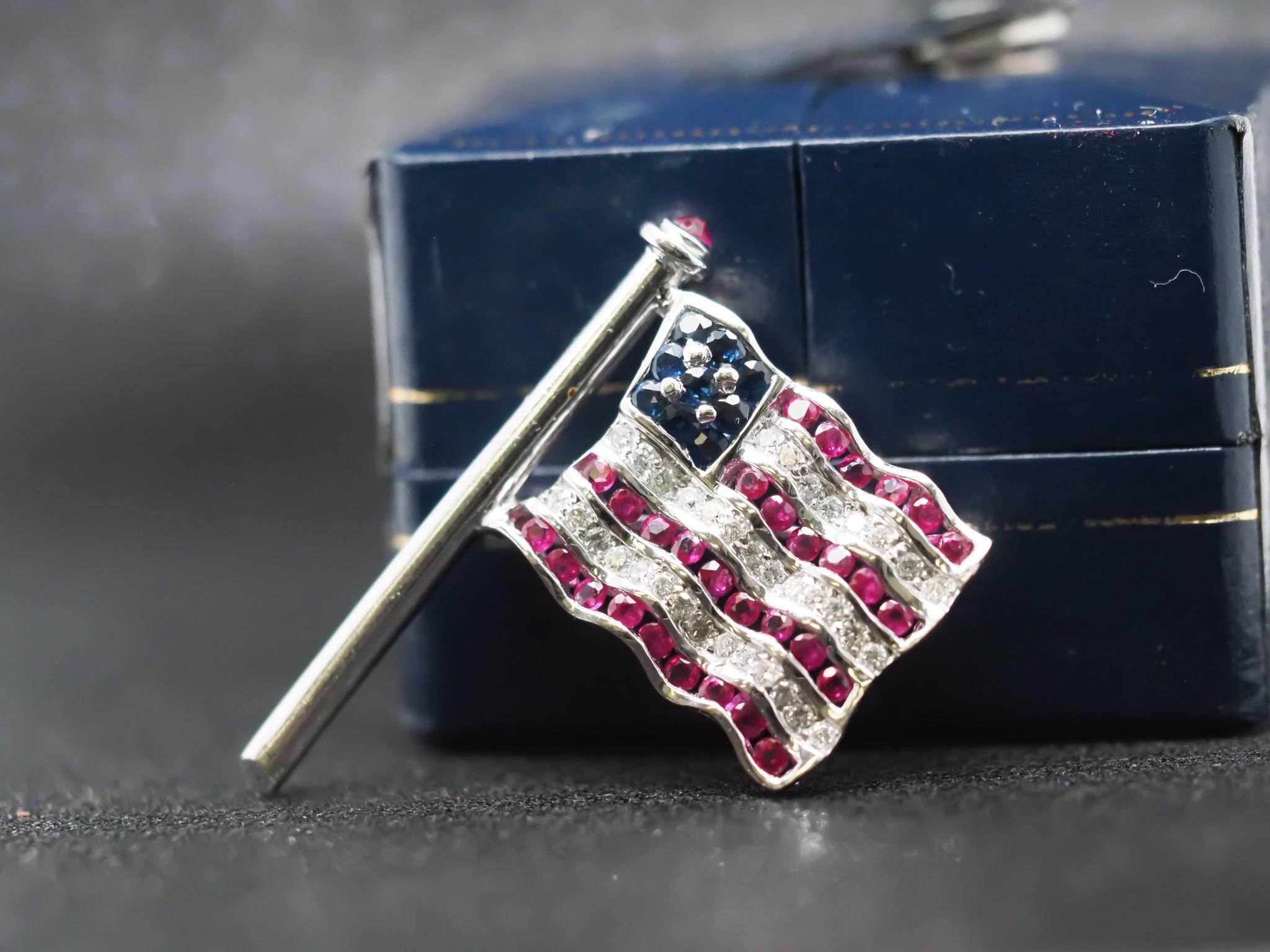 De las mujeres Craig Drake Broche Bandera Americana de Oro Blanco de 18 K con Rubíes, Zafiros y Diamantes en venta