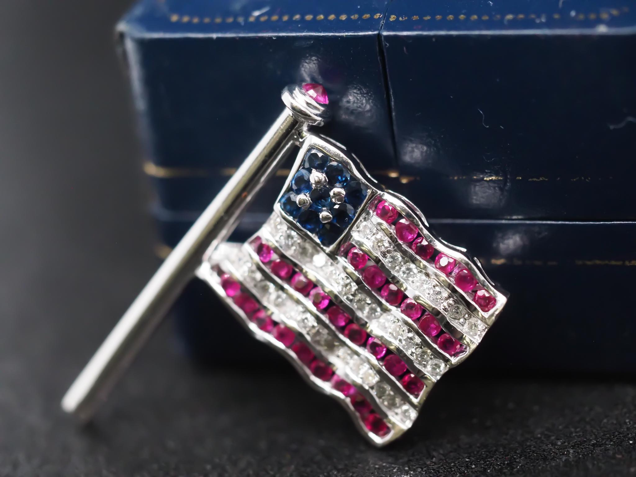 Craig Drake Broche Bandera Americana de Oro Blanco de 18 K con Rubíes, Zafiros y Diamantes en venta 1
