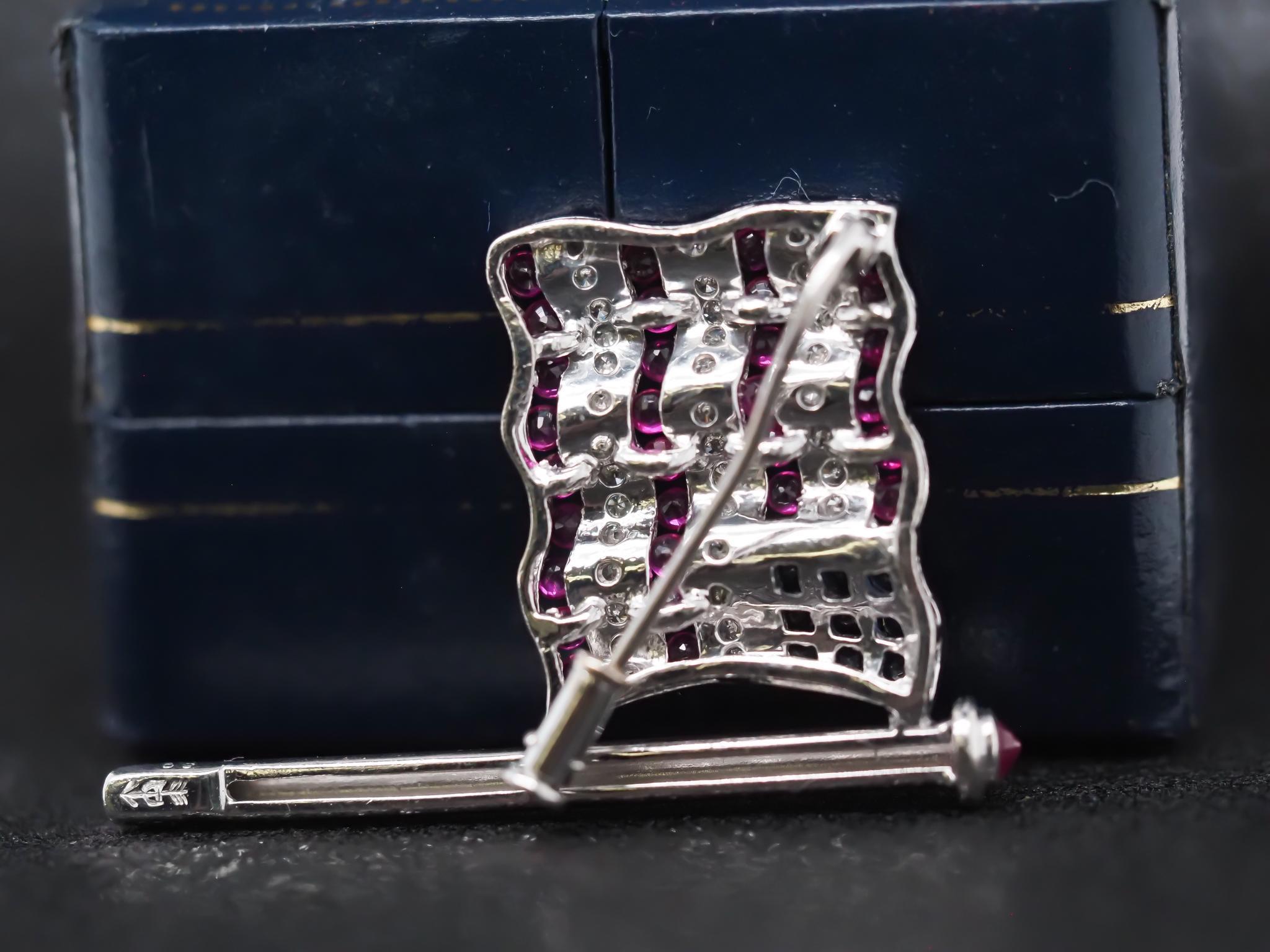Craig Drake Broche Bandera Americana de Oro Blanco de 18 K con Rubíes, Zafiros y Diamantes en venta 2