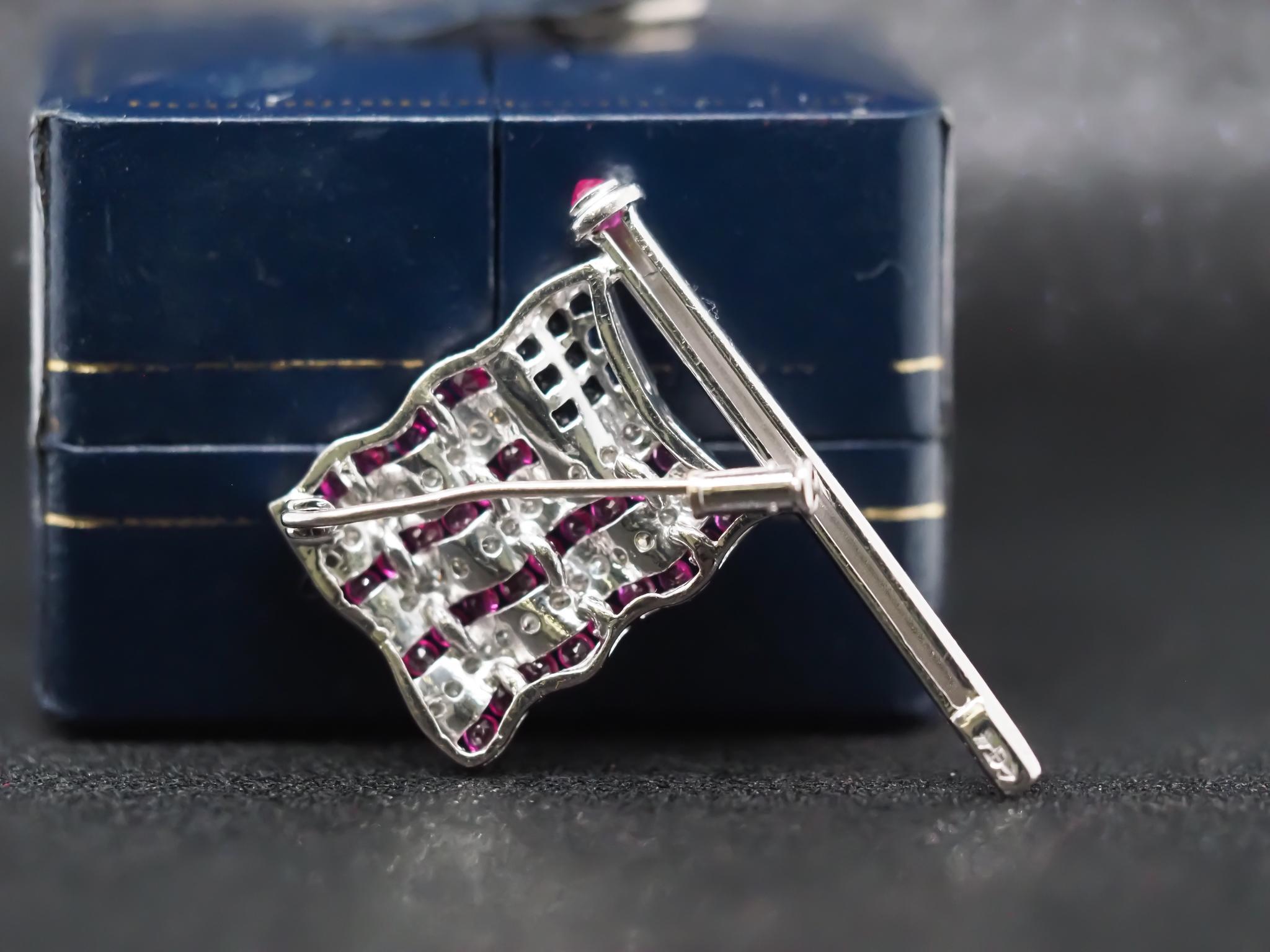 Craig Drake Broche Bandera Americana de Oro Blanco de 18 K con Rubíes, Zafiros y Diamantes en venta 3
