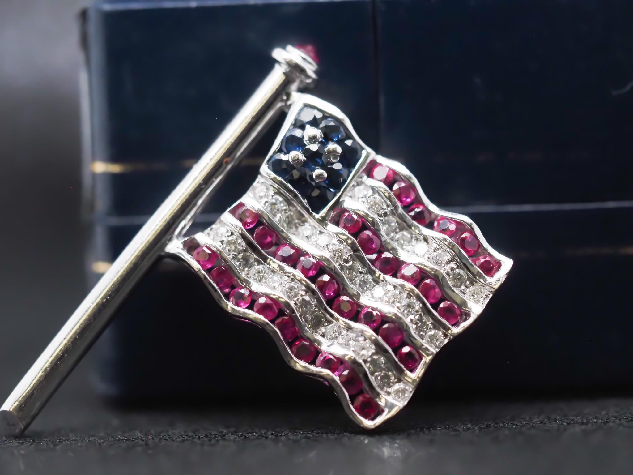 Craig Drake Broche Bandera Americana de Oro Blanco de 18 K con Rubíes, Zafiros y Diamantes en venta 5