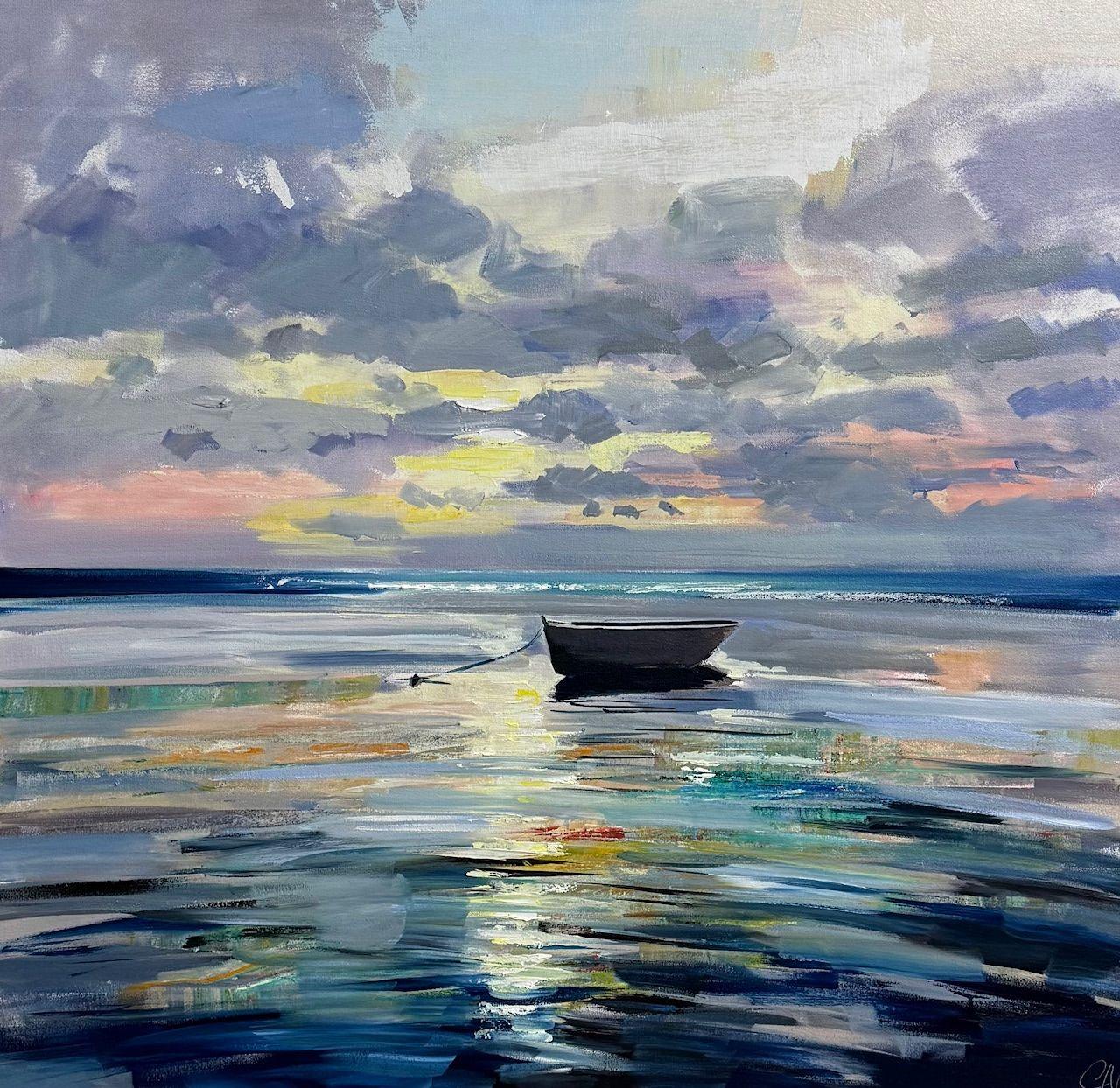 Este cuadro de paisaje contemporáneo, "Luz de marea baja", del artista Craig Mooney es una pintura al óleo sobre lienzo de 40x40 que muestra una vibrante puesta de sol sobre una gran masa de agua. Aparece un bote flotando en la calma del agua azul