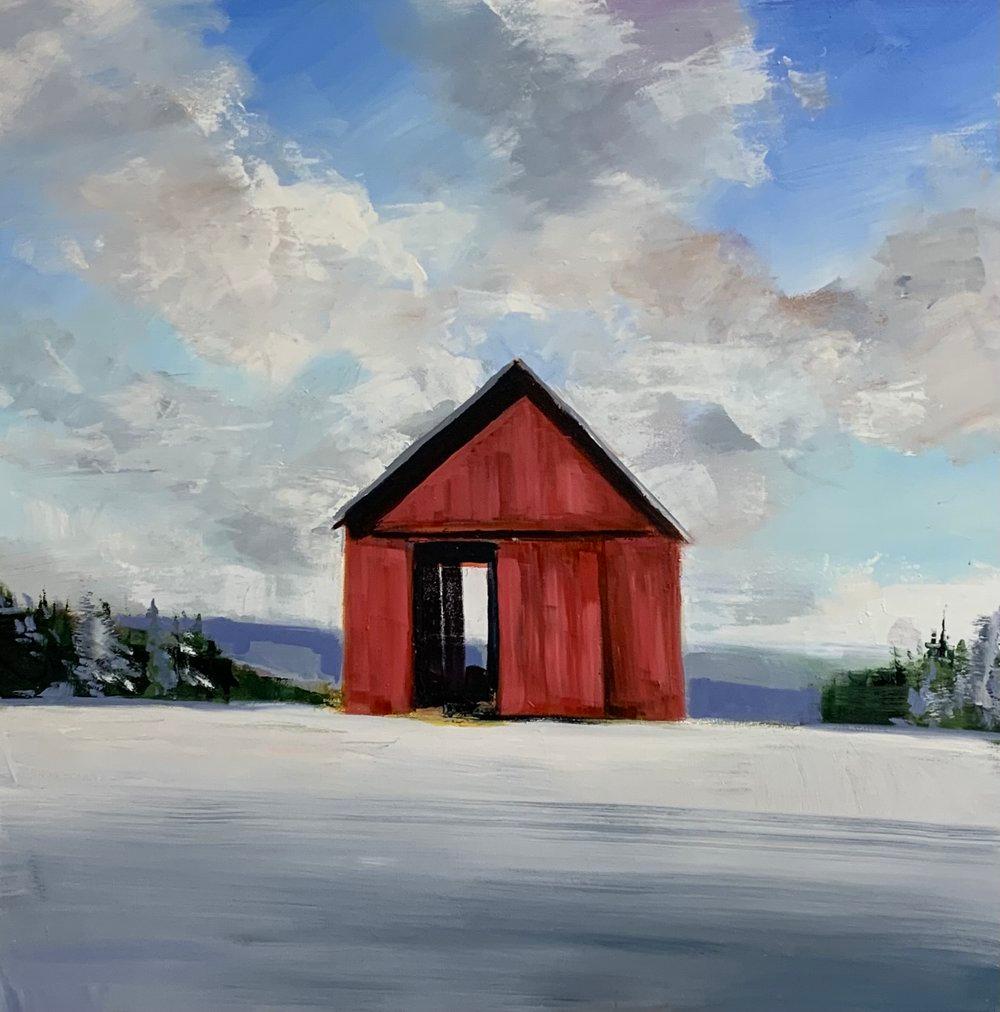 "Red Winter Barn", est un paysage d'hiver 46x46 peinture à l'huile sur toile par l'artiste Craig Mooney présentant une vue dans un champ enneigé sur une journée d'hiver croustillante. Une grange rouge est le point central de cette pièce audacieuse