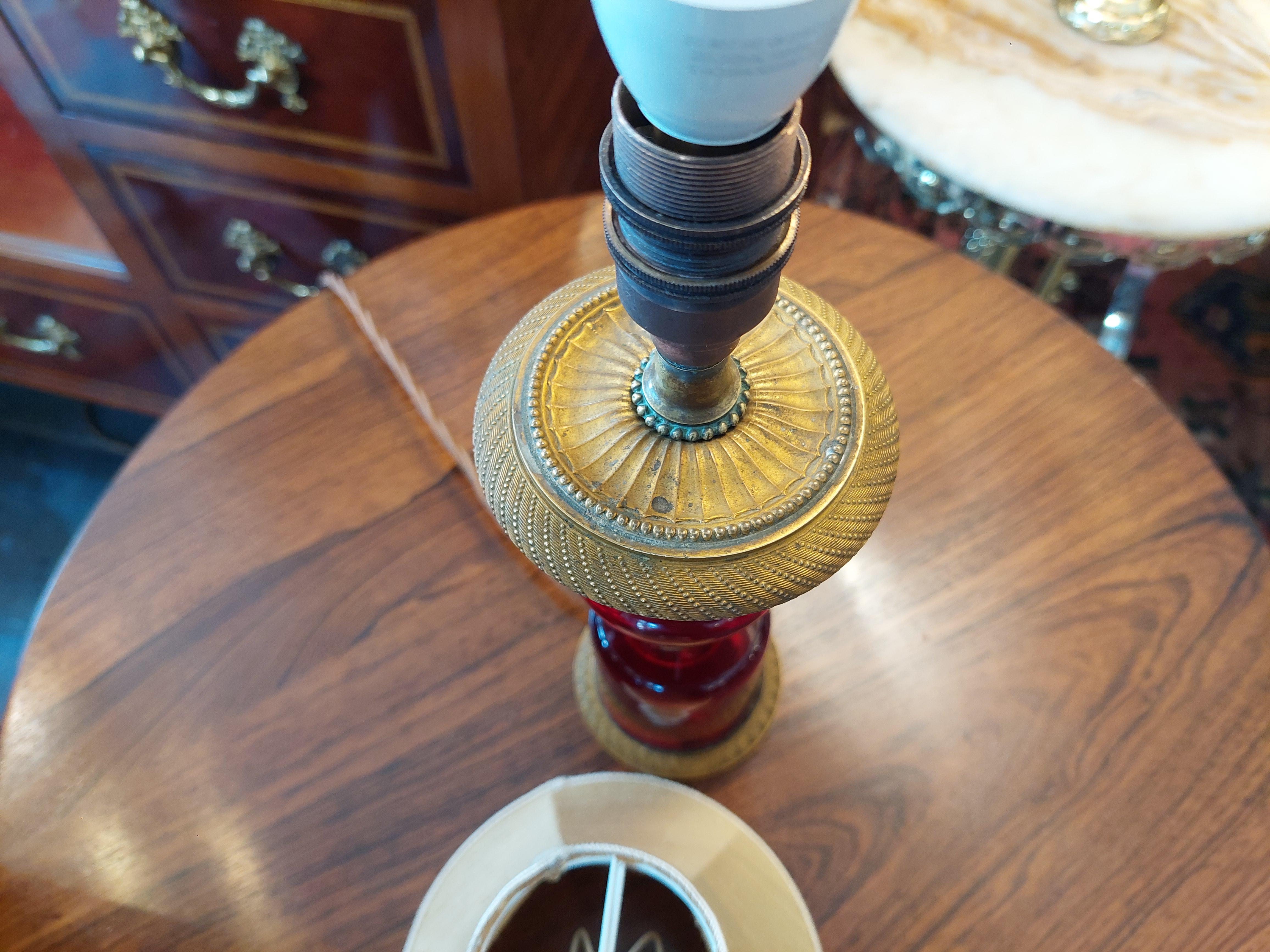 Cranberry Glass and Ormalu Table Lamp For Sale 1
