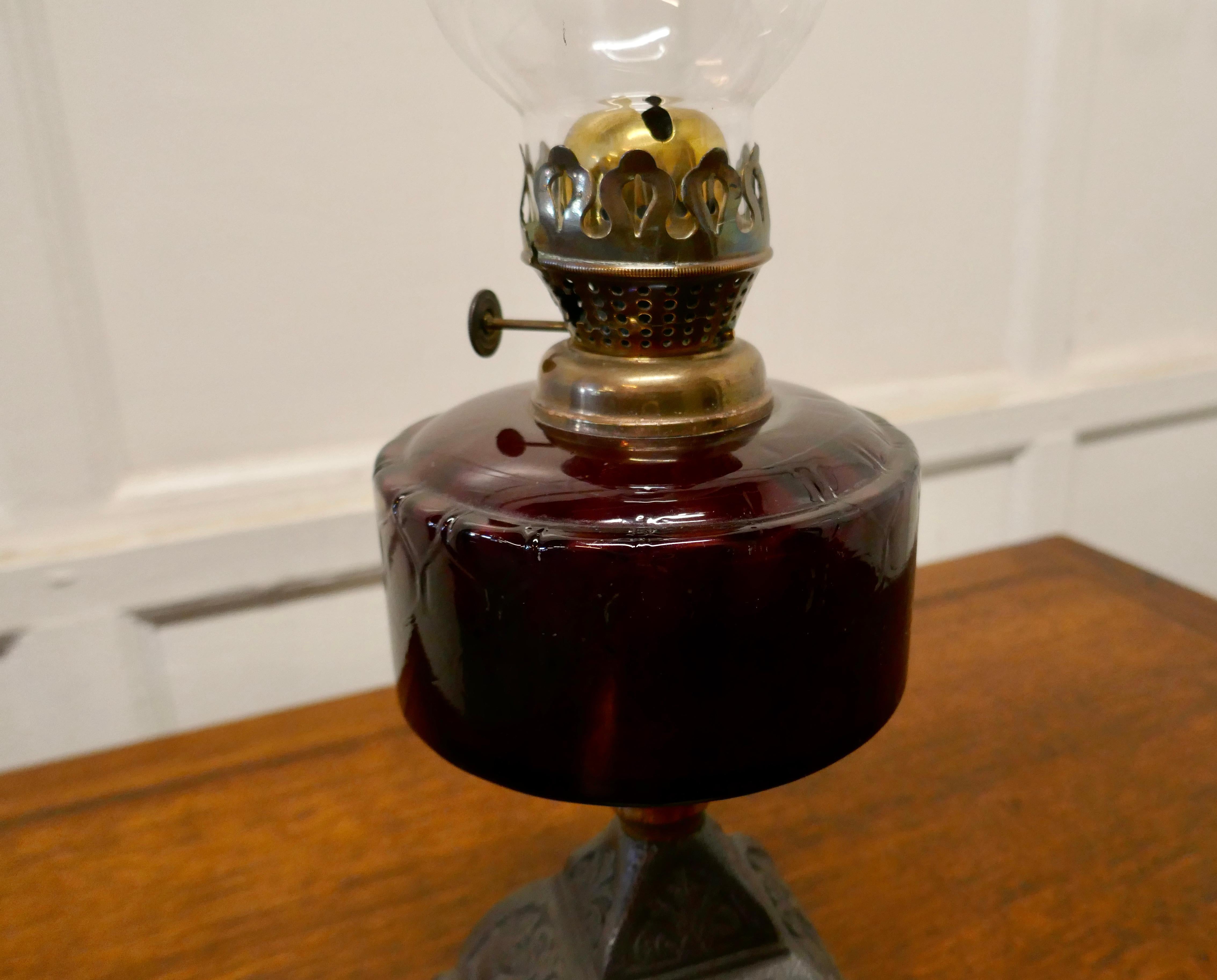 Victorien Lampe à huile en verre canneberge sur socle décoratif en fer en vente